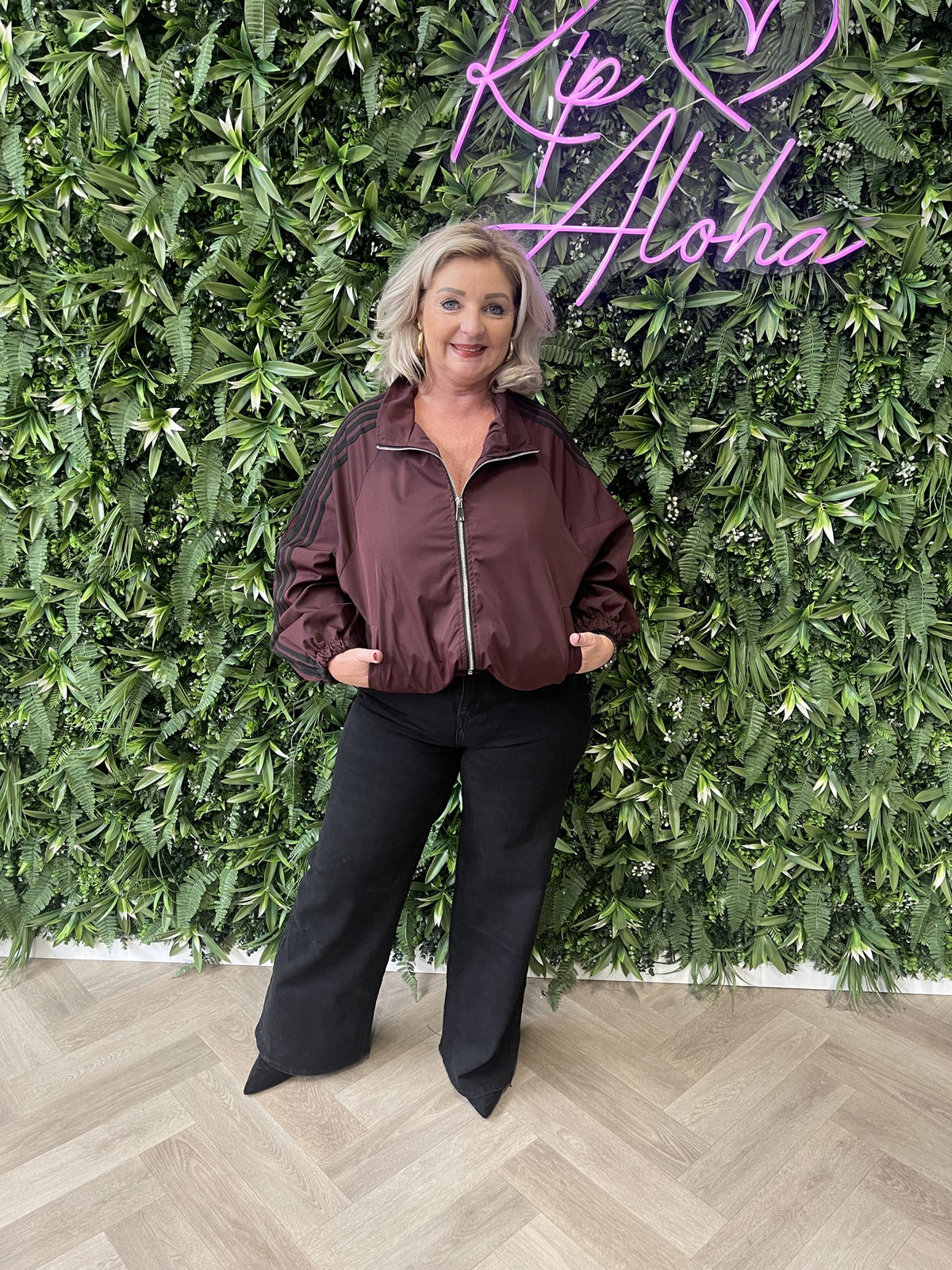 Korte bomber strepenbies met pofmouwen aubergine