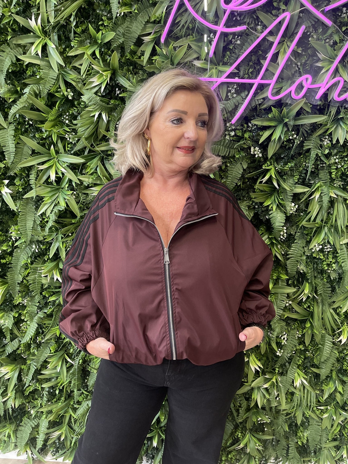 Korte bomber strepenbies met pofmouwen aubergine