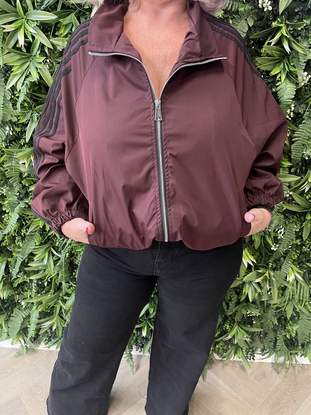 Korte bomber strepenbies met pofmouwen aubergine
