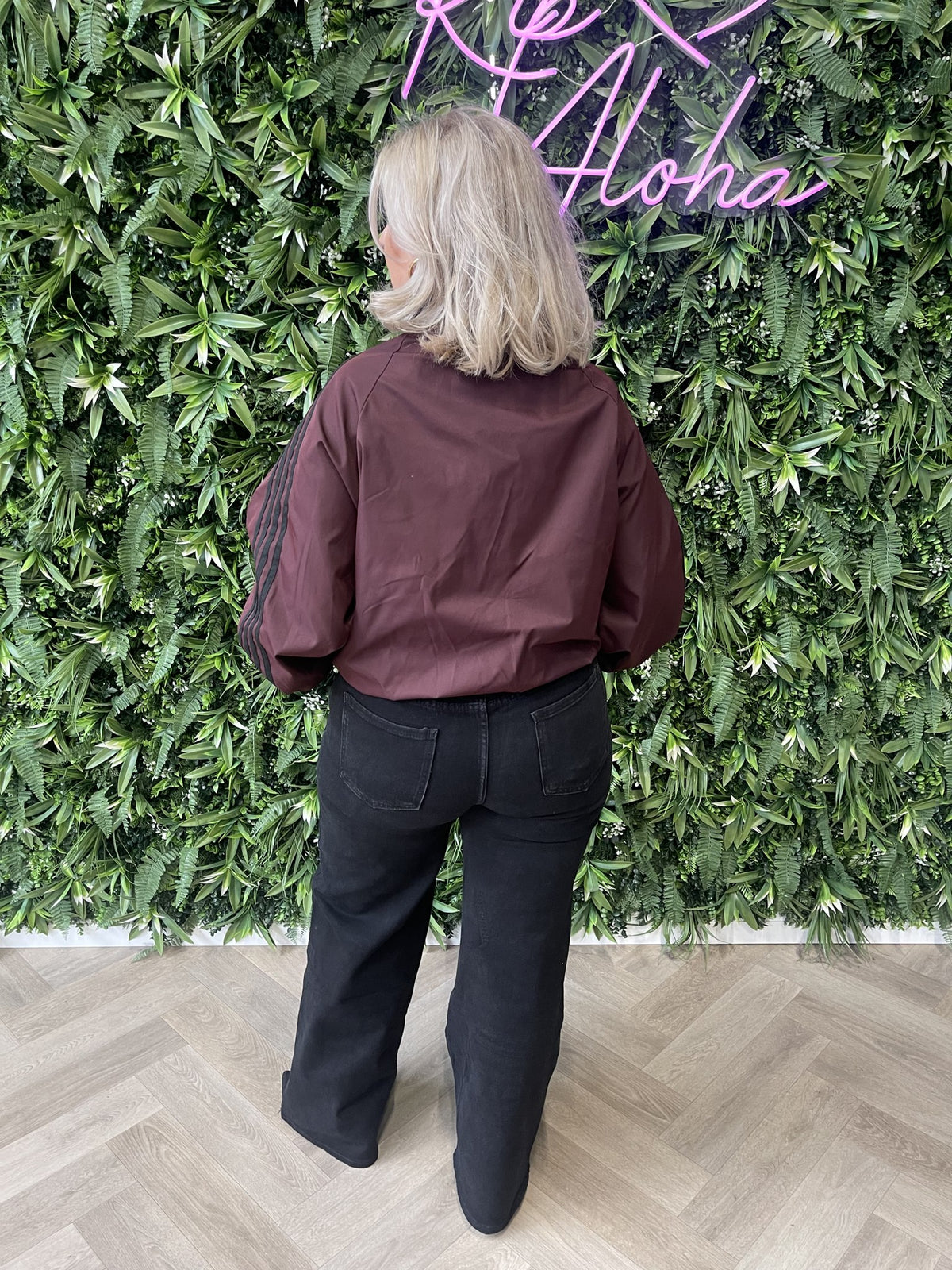 Korte bomber strepenbies met pofmouwen aubergine