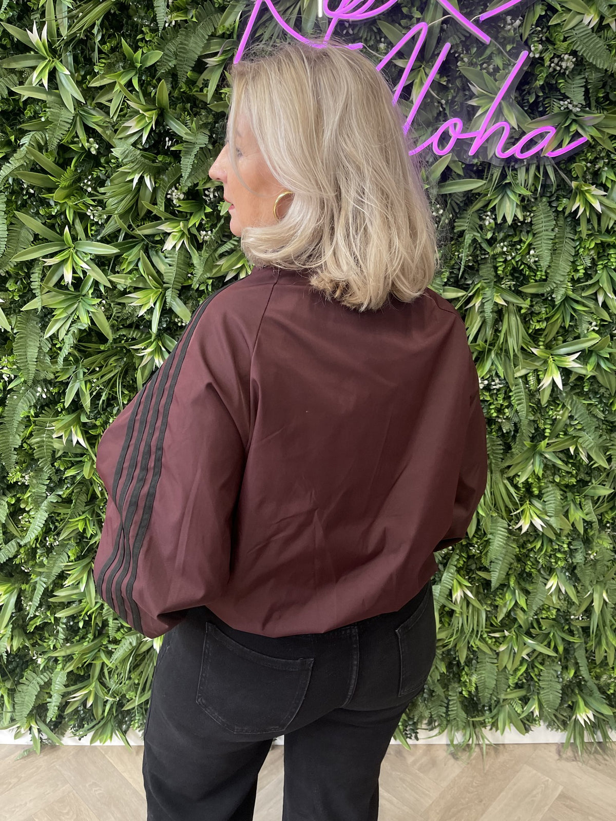 Korte bomber strepenbies met pofmouwen aubergine