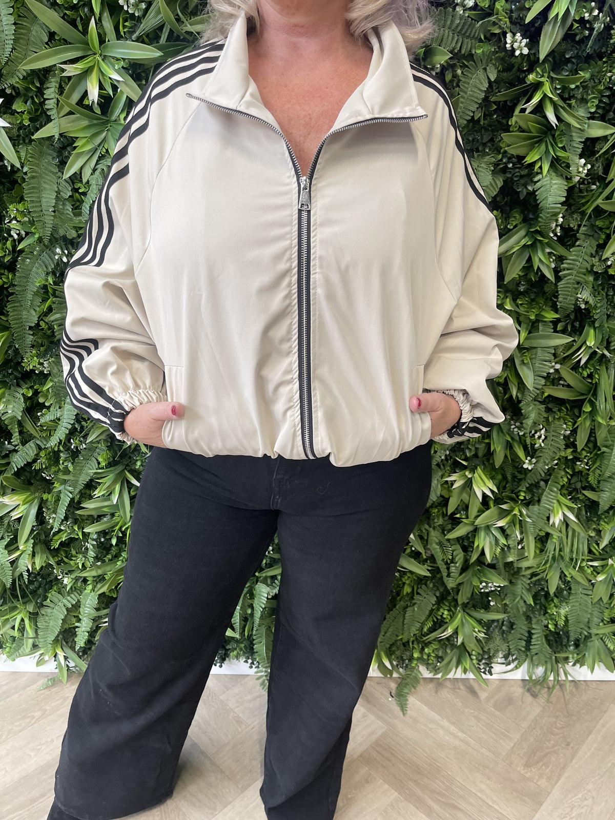Korte bomber strepenbies met pofmouwen beige