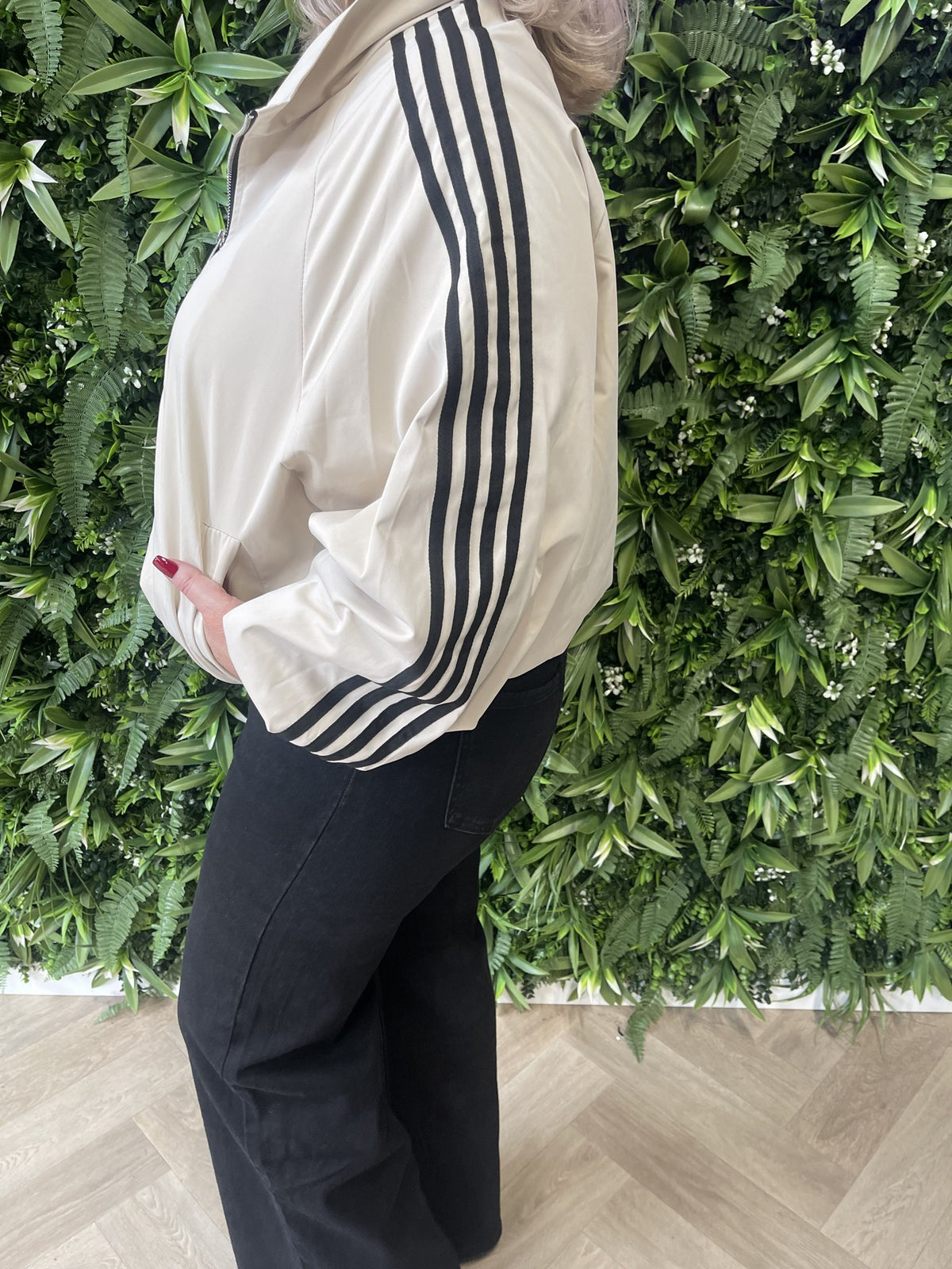 Korte bomber strepenbies met pofmouwen beige