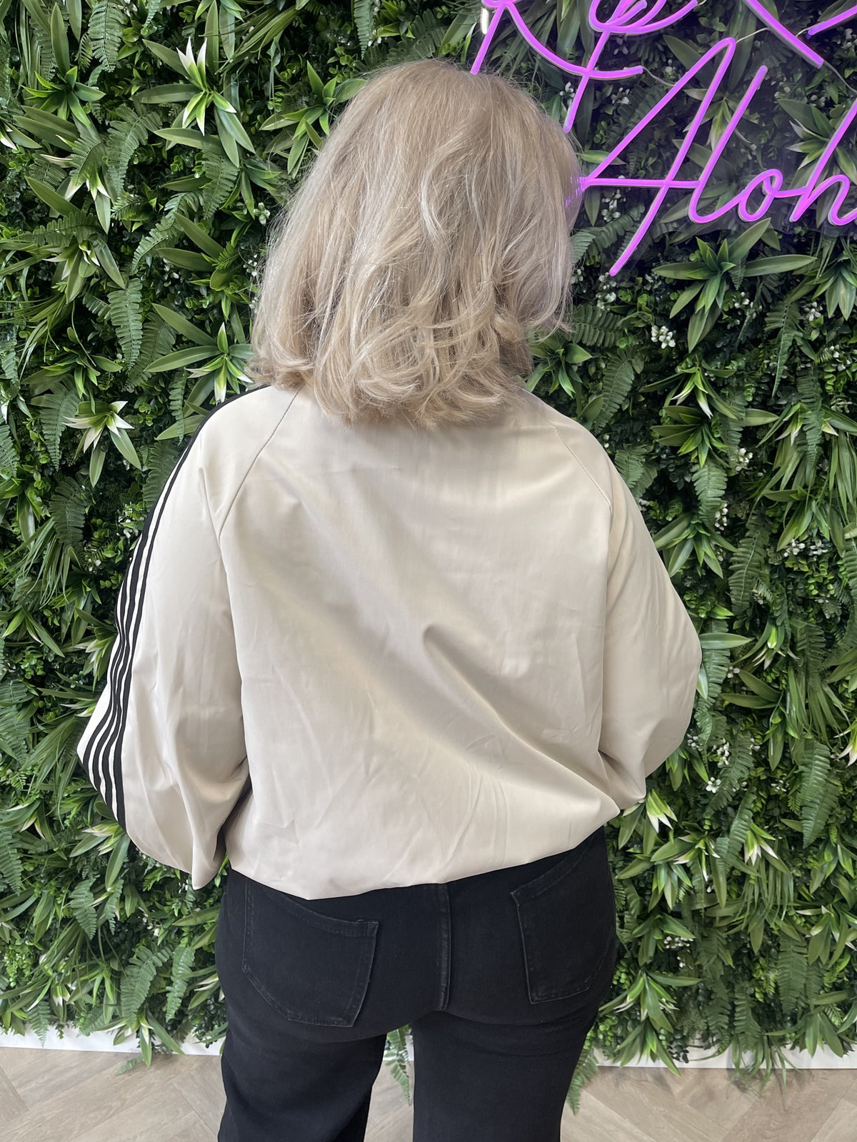 Korte bomber strepenbies met pofmouwen beige
