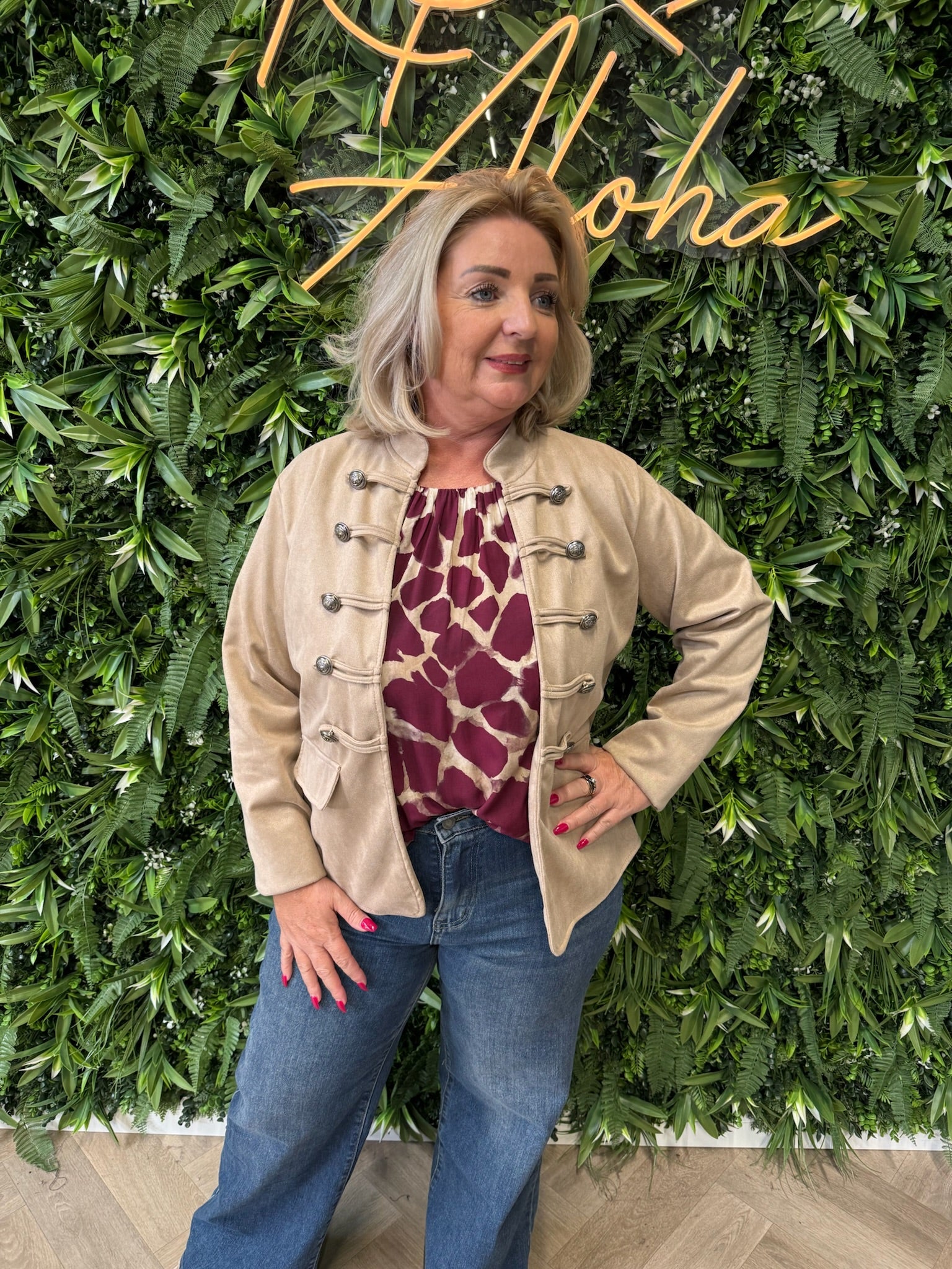 Blazer ronde hals met sierknopen taupe
