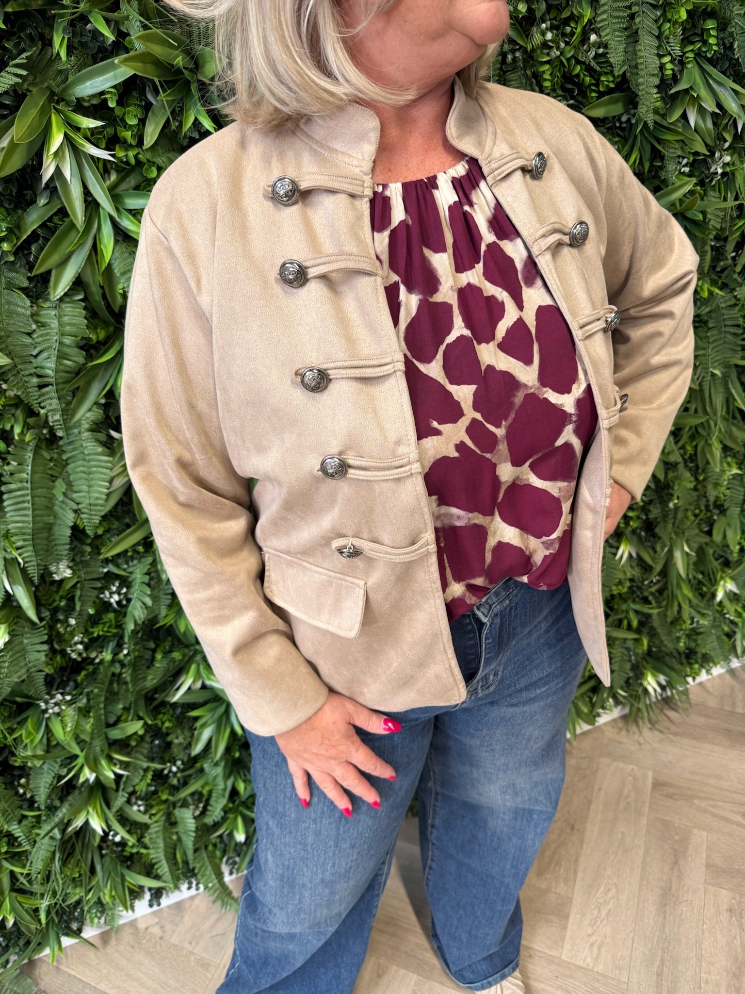 Blazer ronde hals met sierknopen taupe