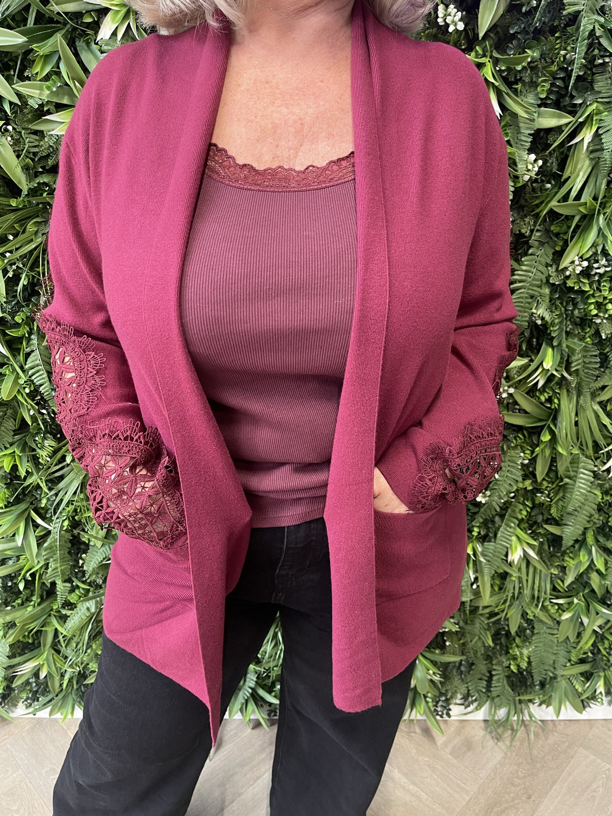 Vest met open gewerkte rug bordeaux