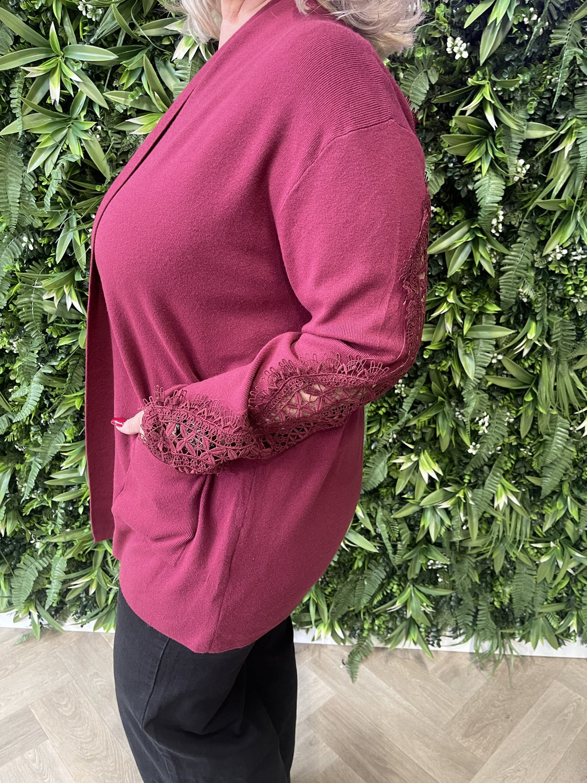 Vest met open gewerkte rug bordeaux