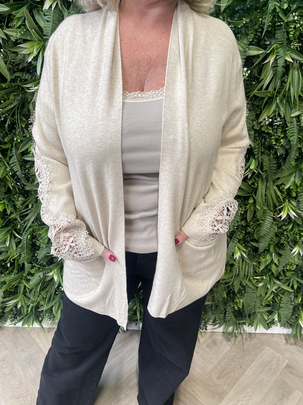 Vest met open gewerkte rug beige