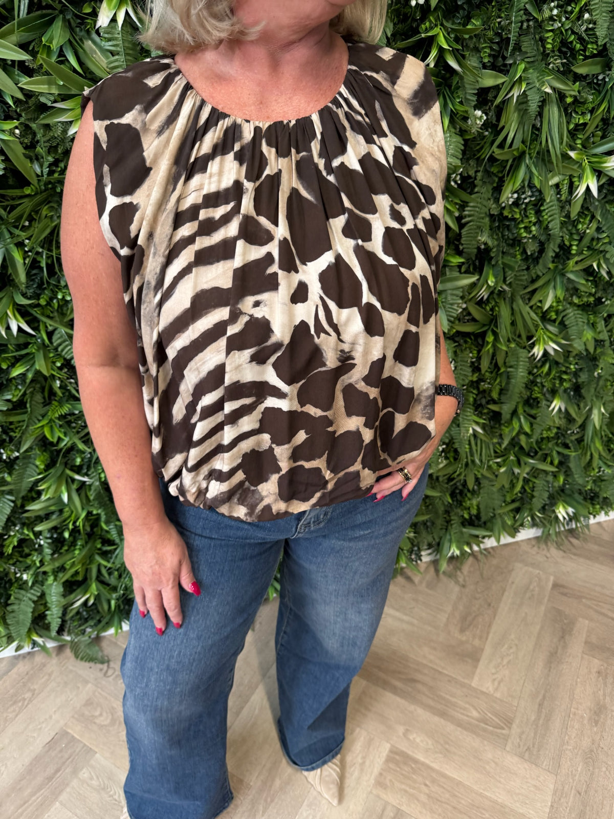 Top mouwloos giraffe print donkerbruin