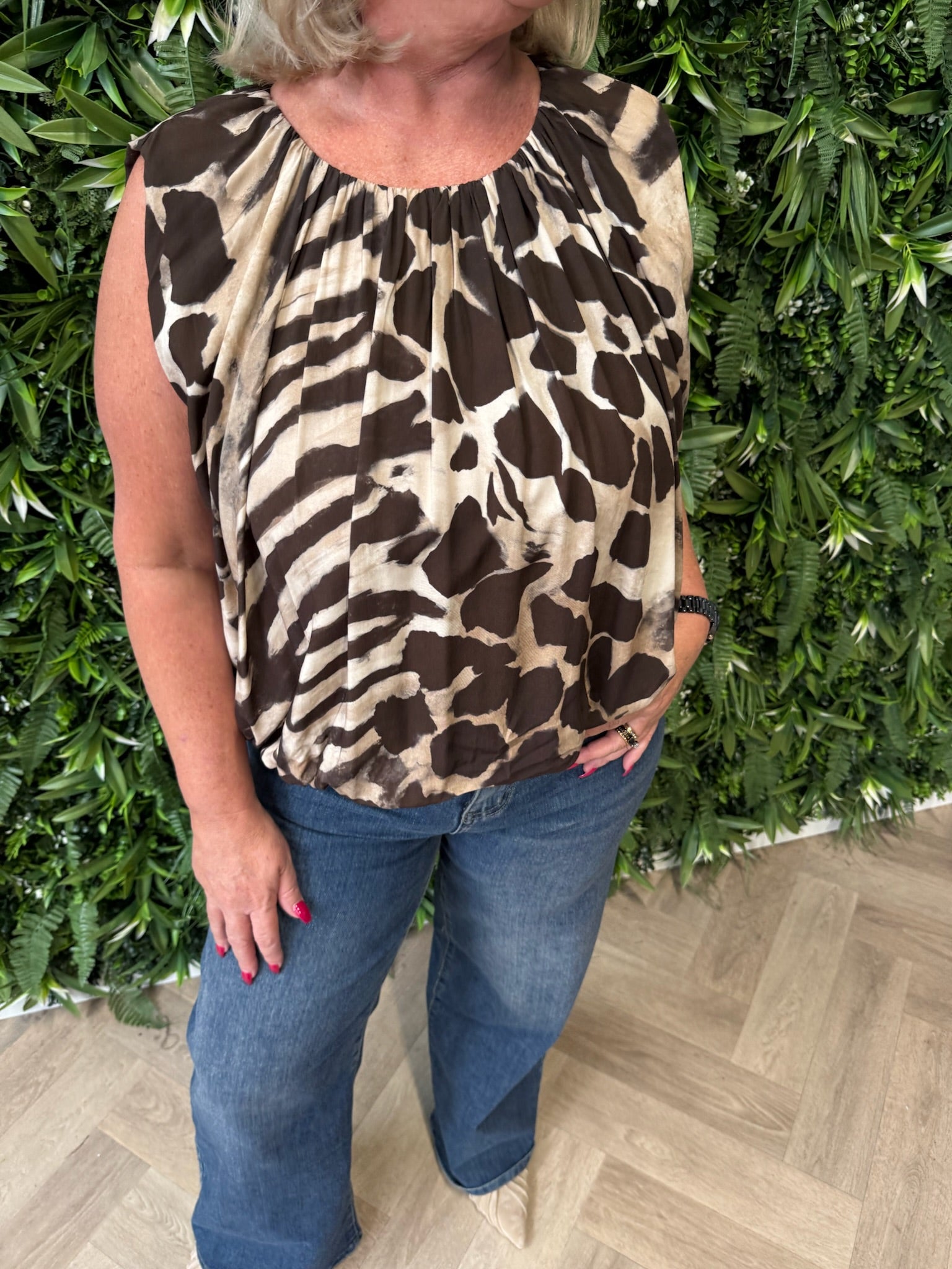 Top mouwloos giraffe print donkerbruin