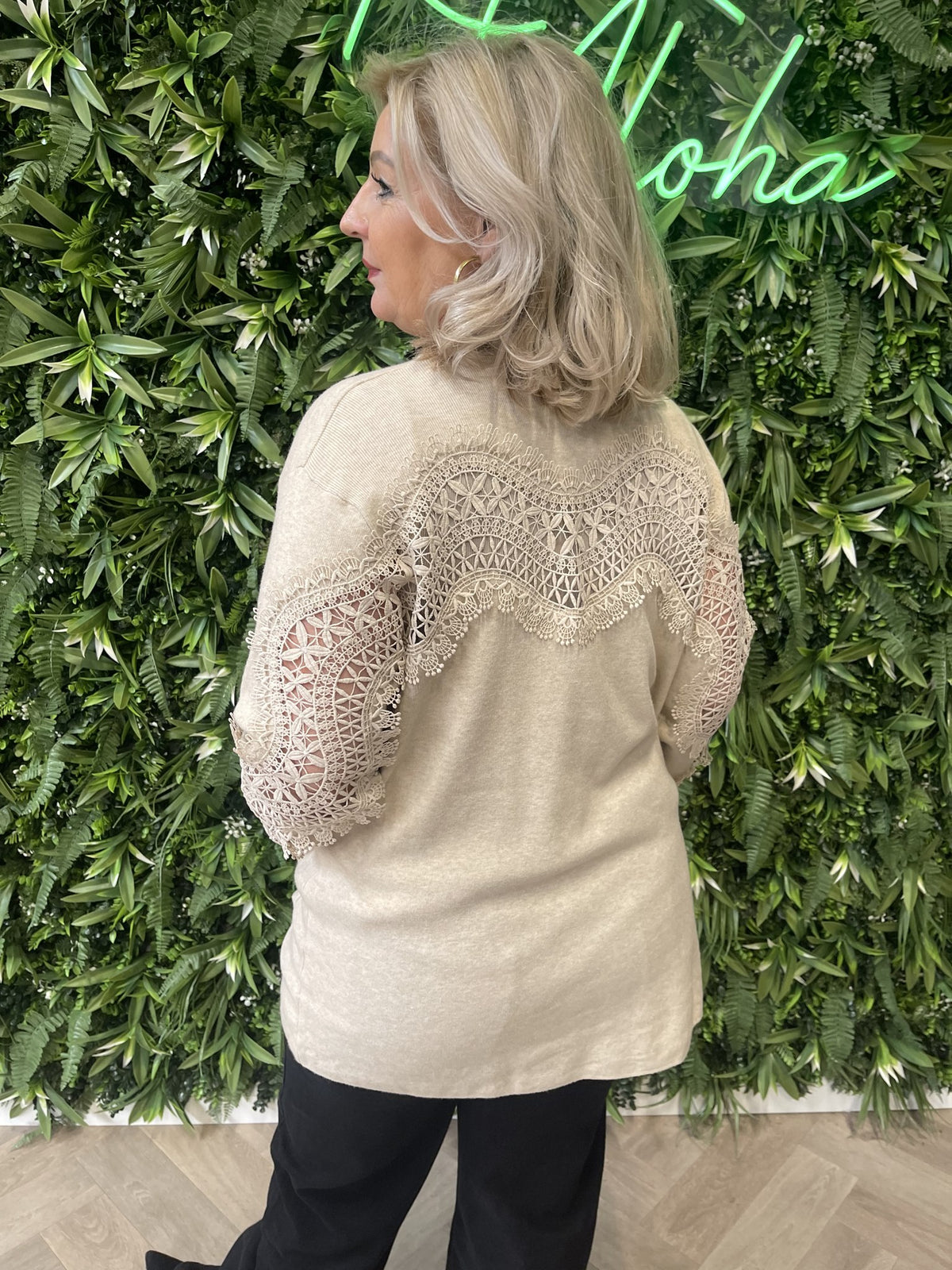 Vest met open gewerkte rug beige