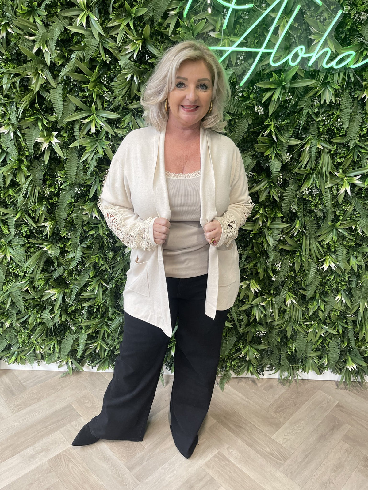 Vest met open gewerkte rug creme