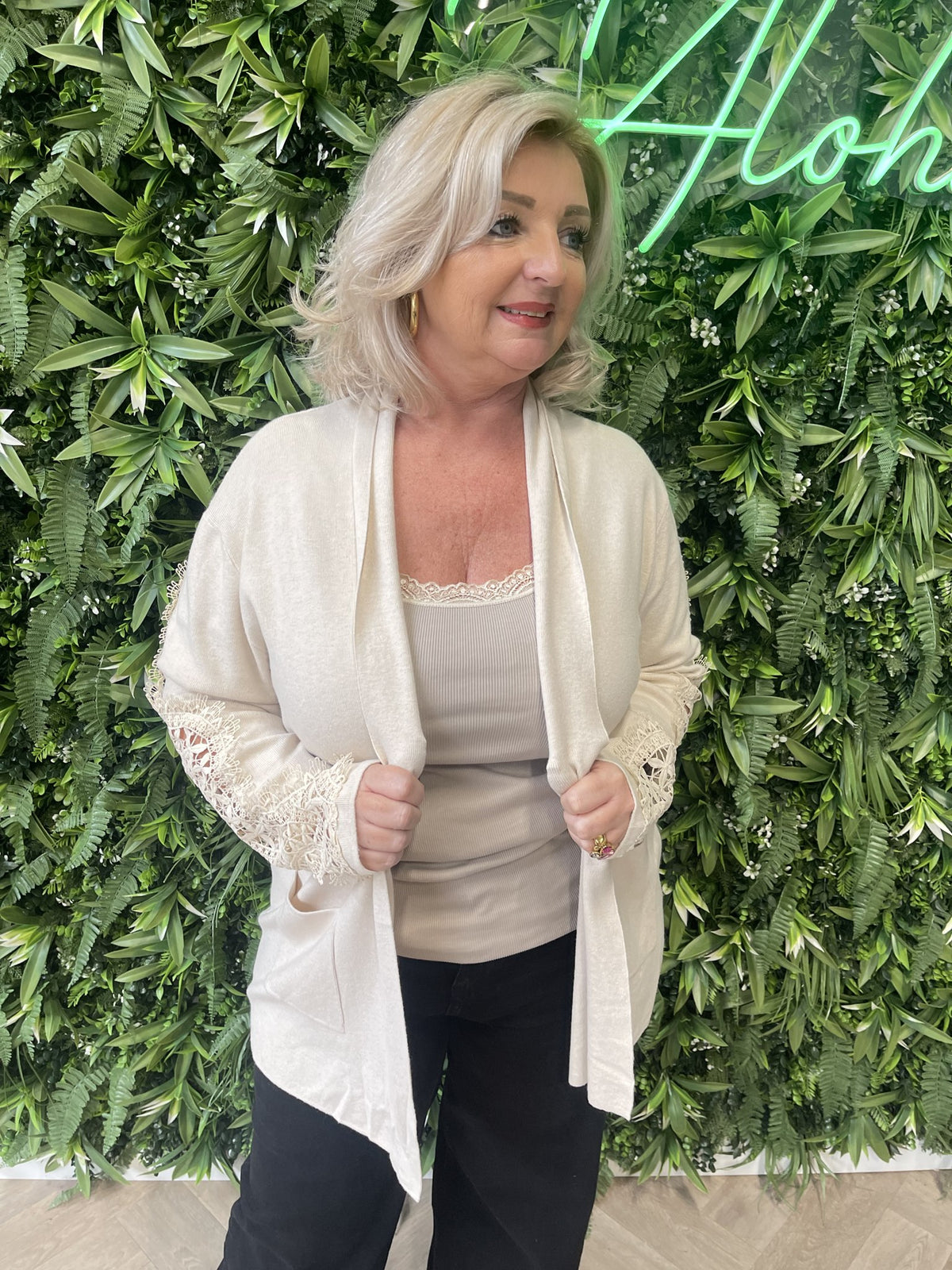 Vest met open gewerkte rug creme