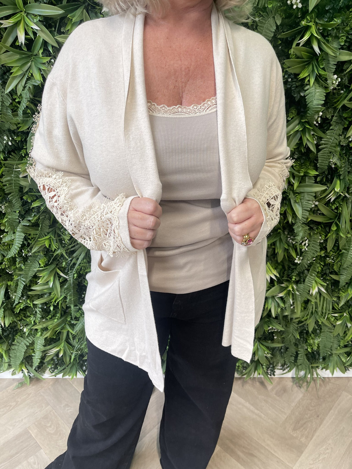 Vest met open gewerkte rug creme