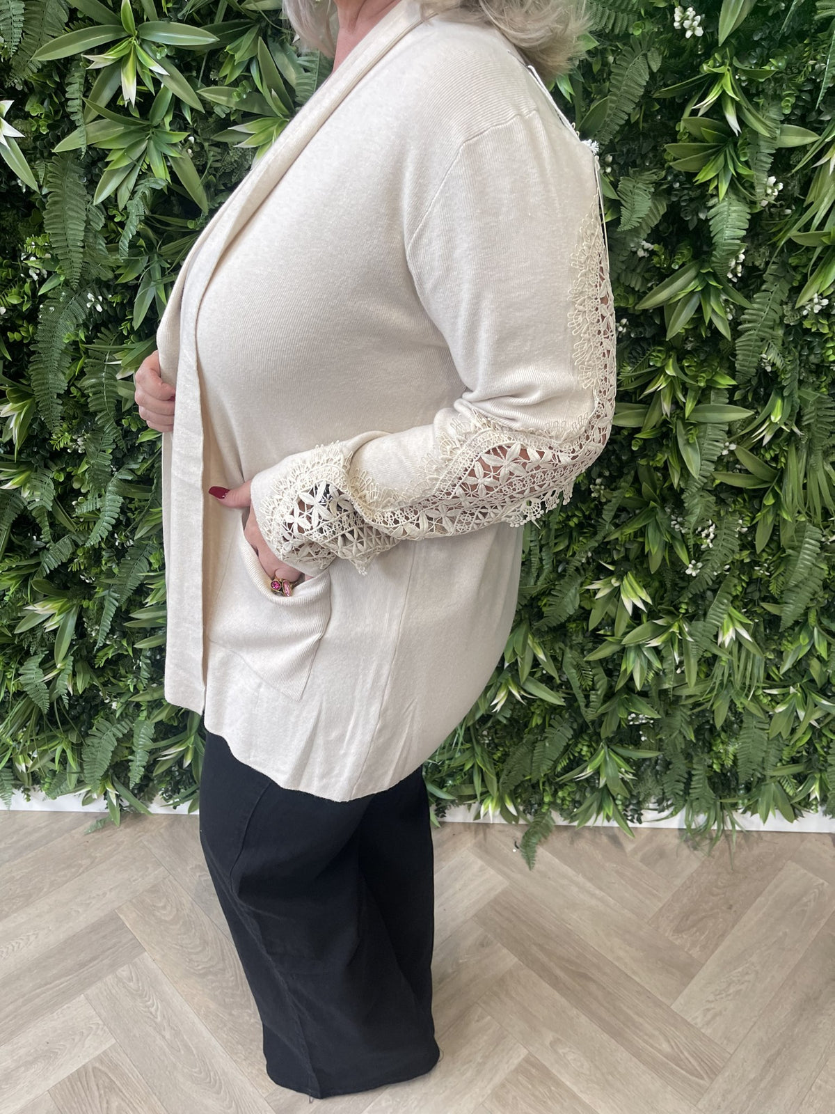 Vest met open gewerkte rug creme