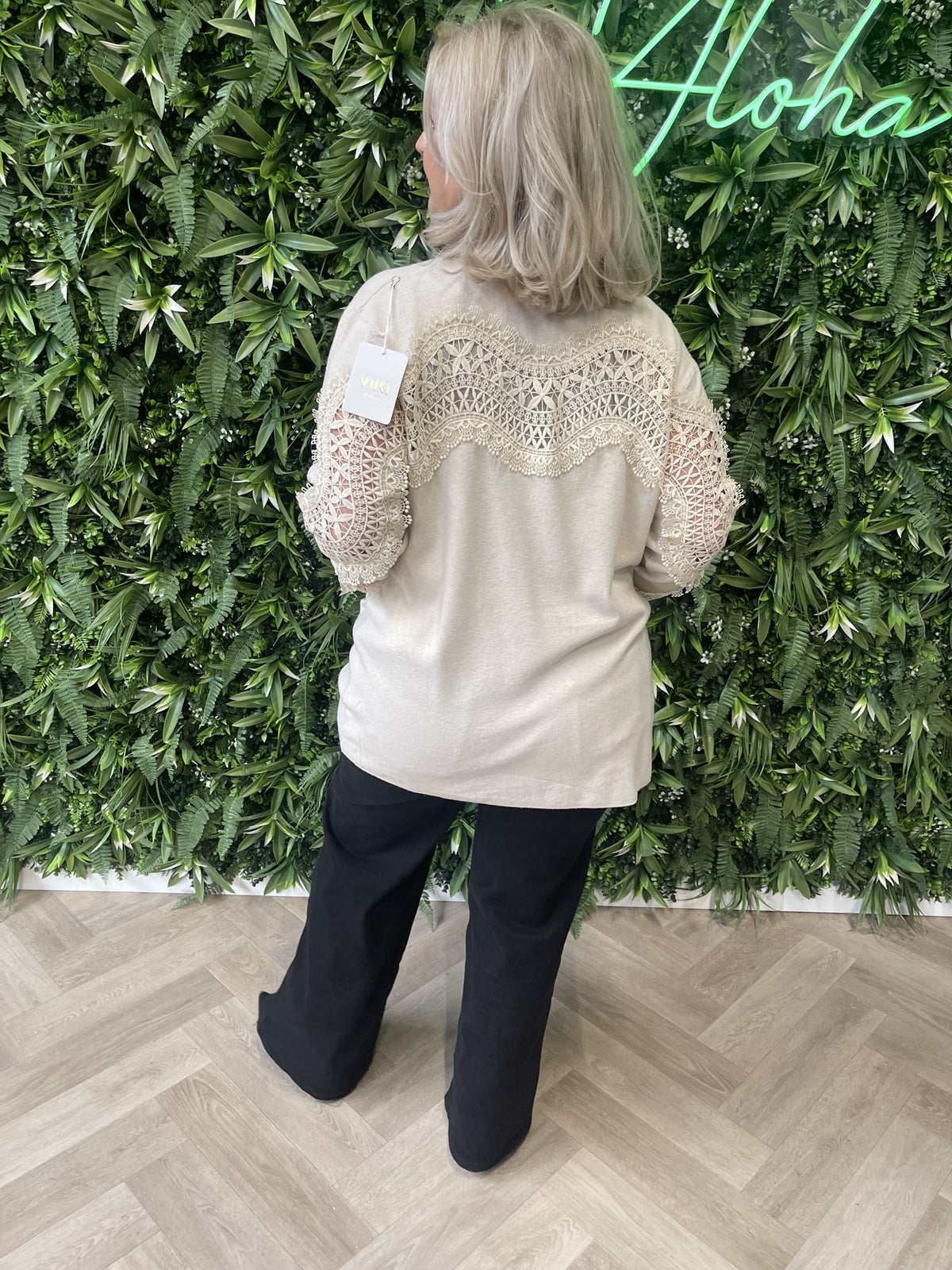 Vest met open gewerkte rug creme