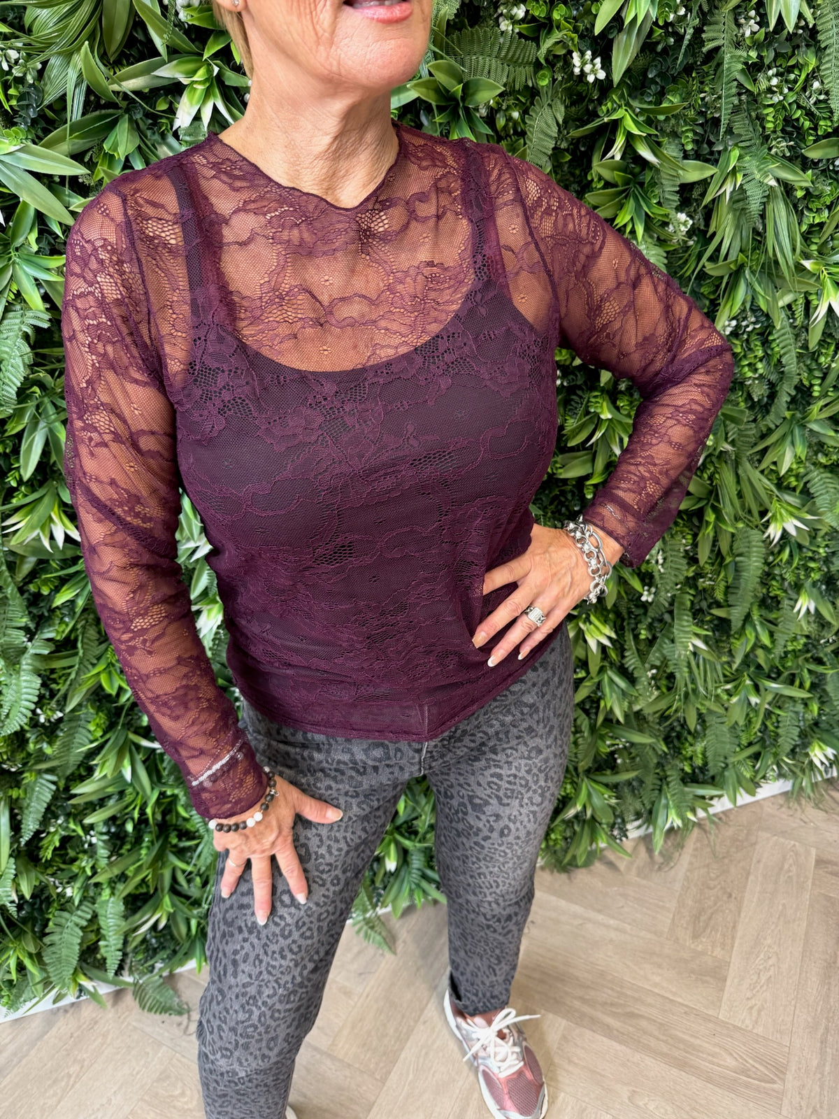 Top met kant aubergine