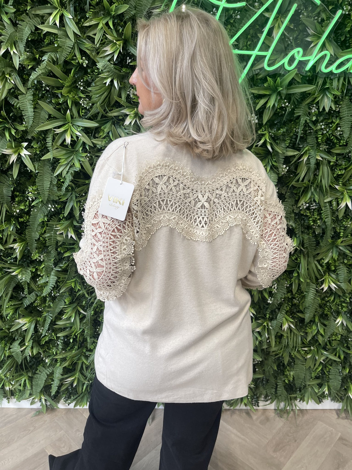 Vest met open gewerkte rug creme