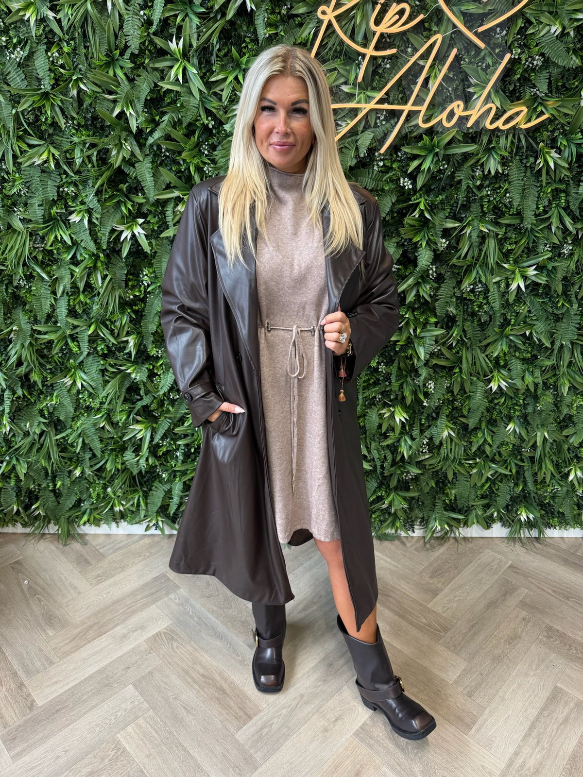 Manteljas leatherlook donkerbruin