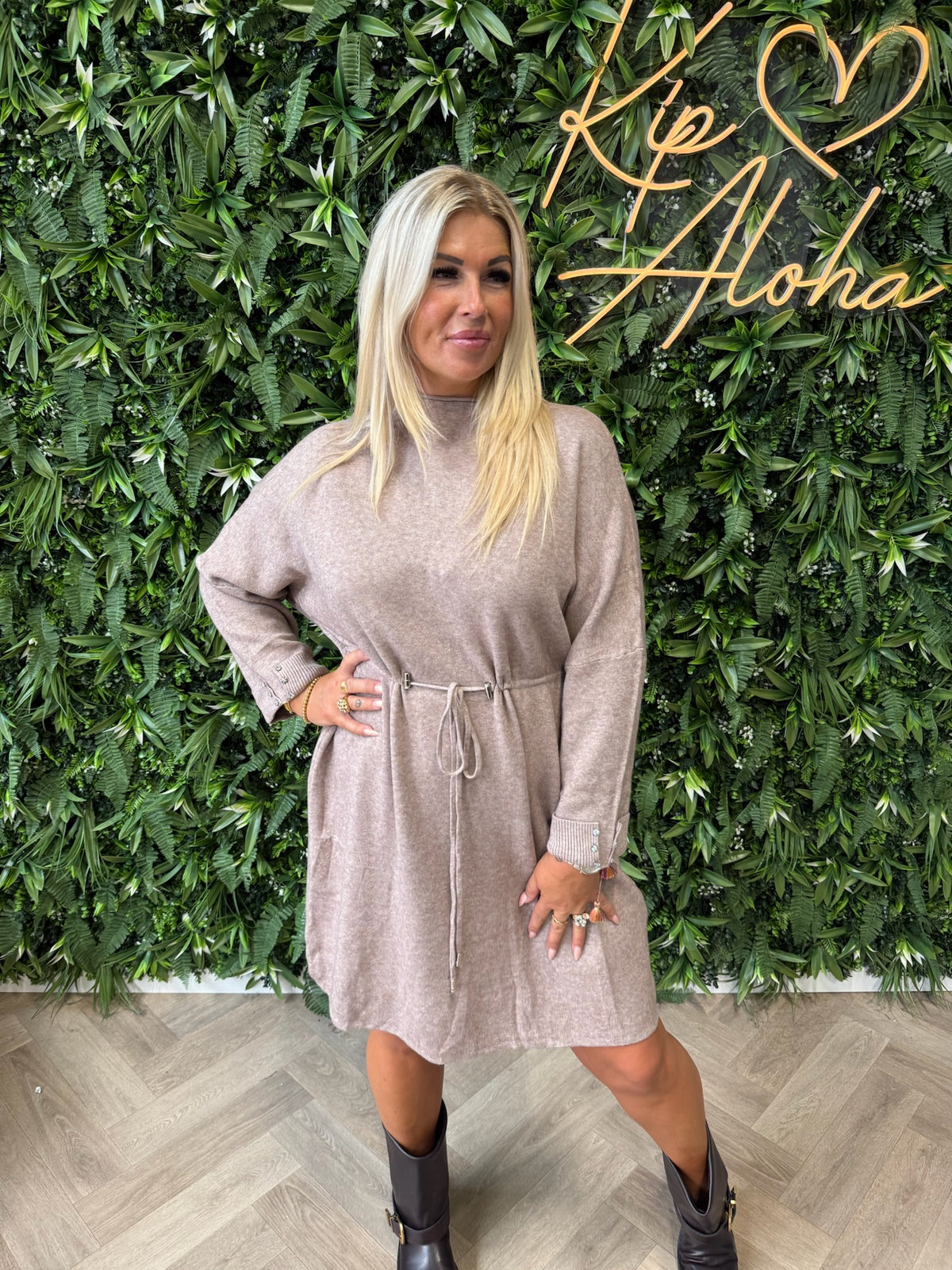 Jurk met veterdetails taupe