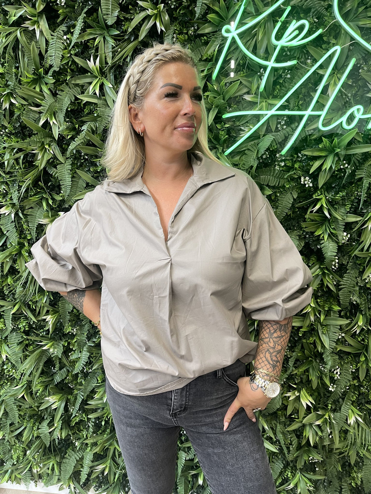 Korte blouse v-hals uni taupe