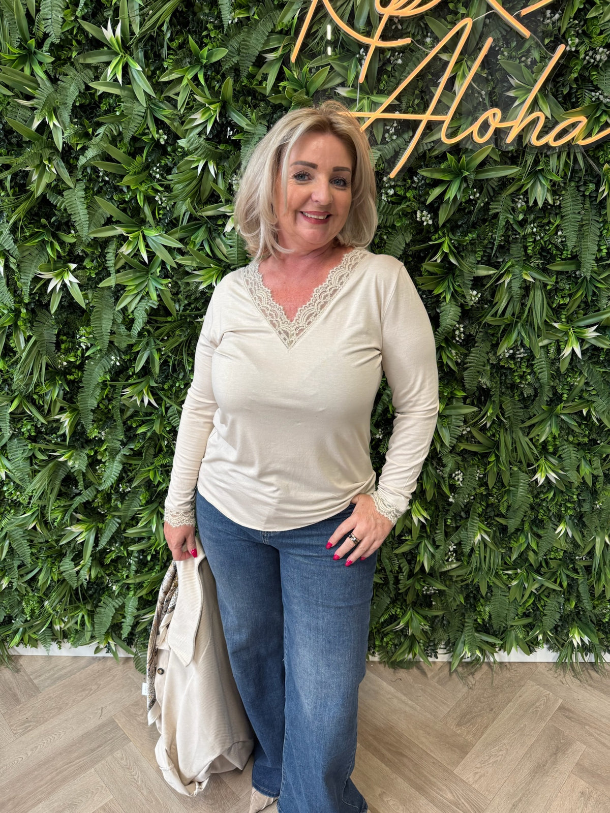 Top met kanten v-hals beige
