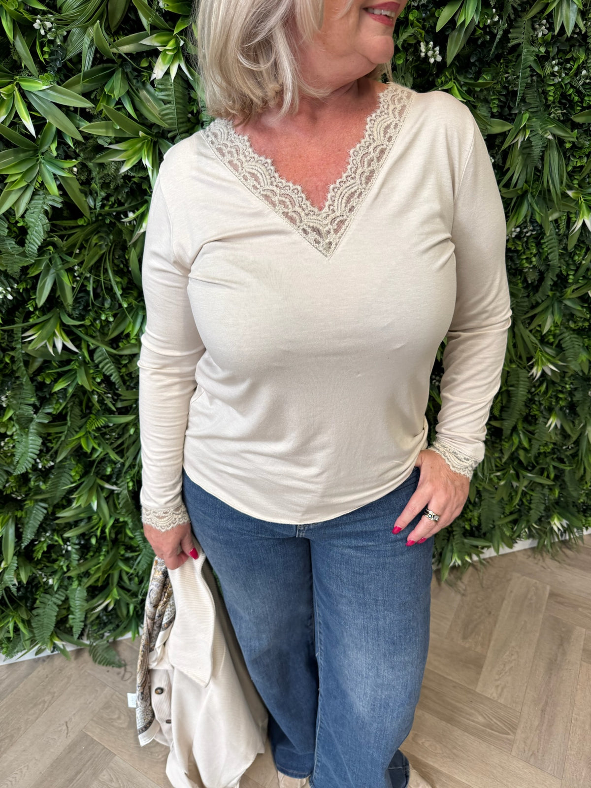 Top met kanten v-hals beige
