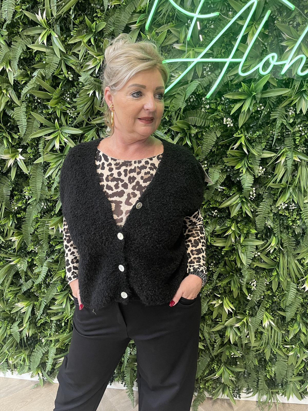 Boucle vestje met knoopjes korte mouwen zwart