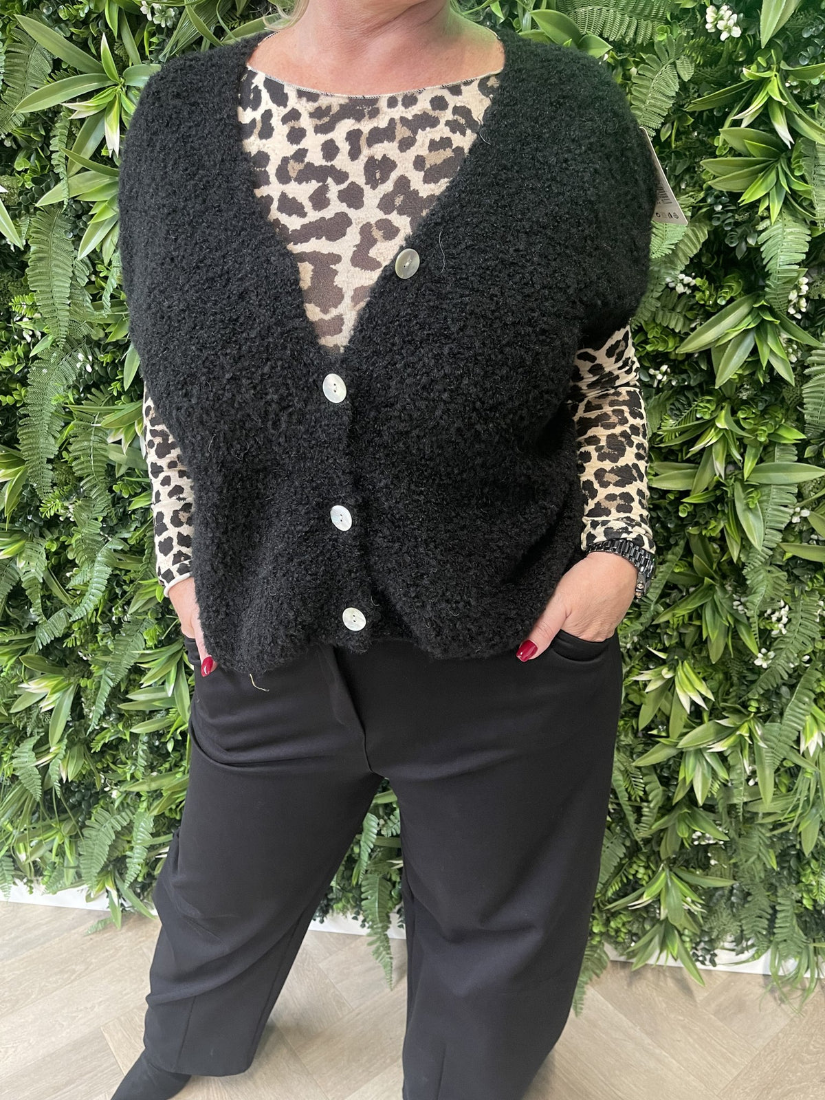 Boucle vestje met knoopjes korte mouwen zwart