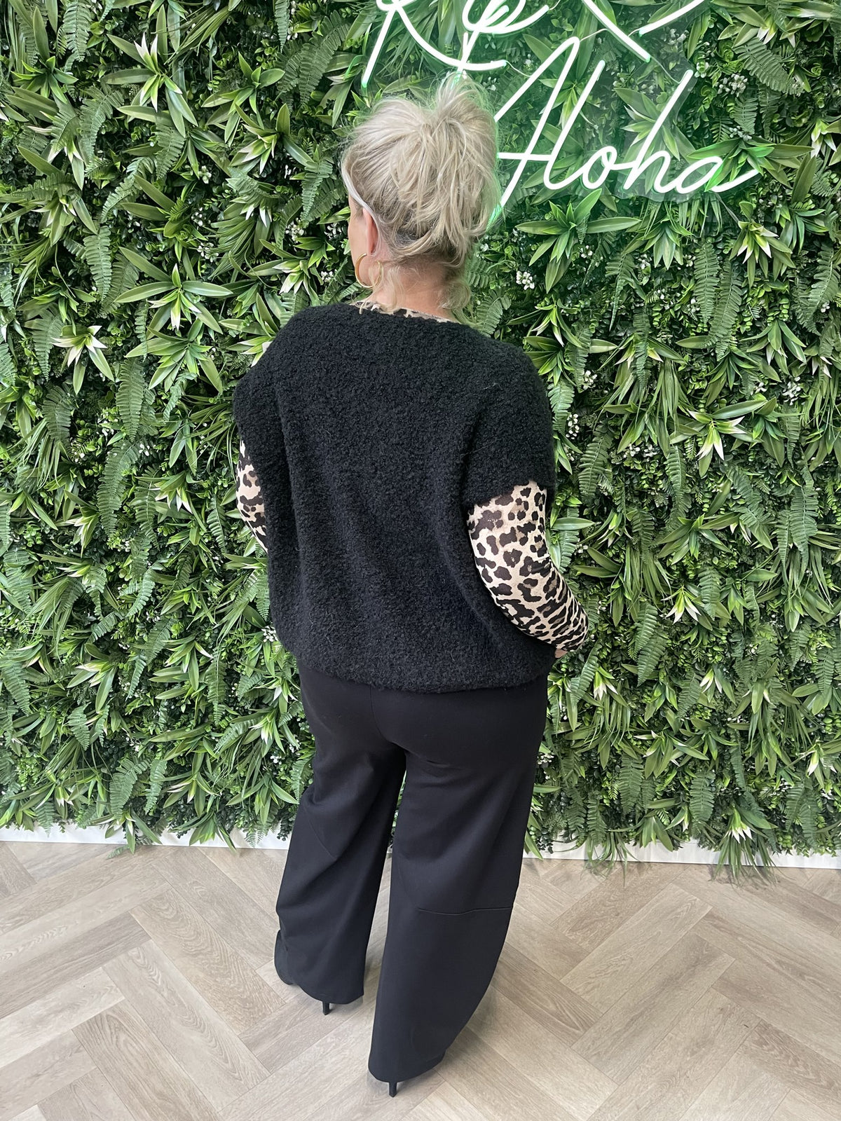 Boucle vestje met knoopjes korte mouwen zwart