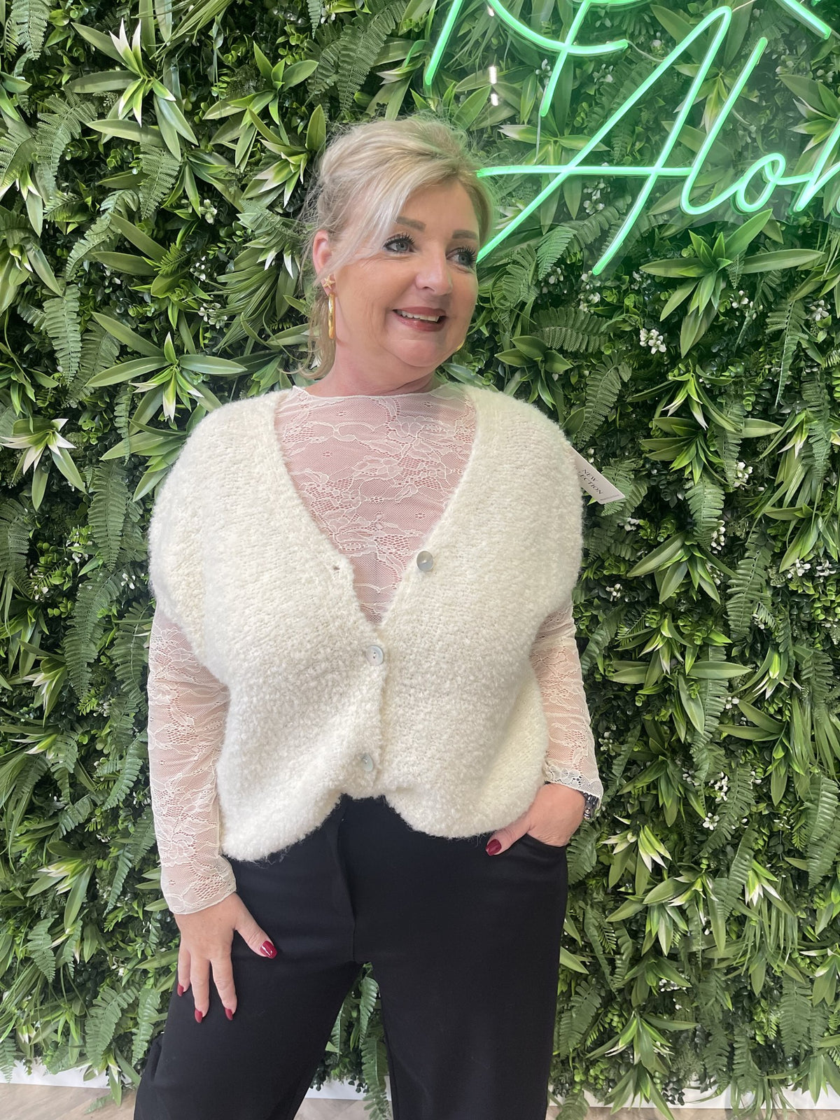 Boucle vestje met knoopjes korte mouwen creme