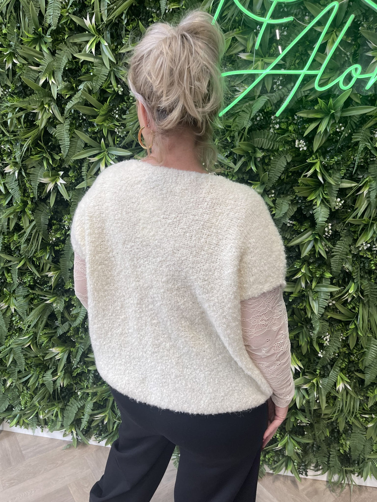 Boucle vestje met knoopjes korte mouwen creme