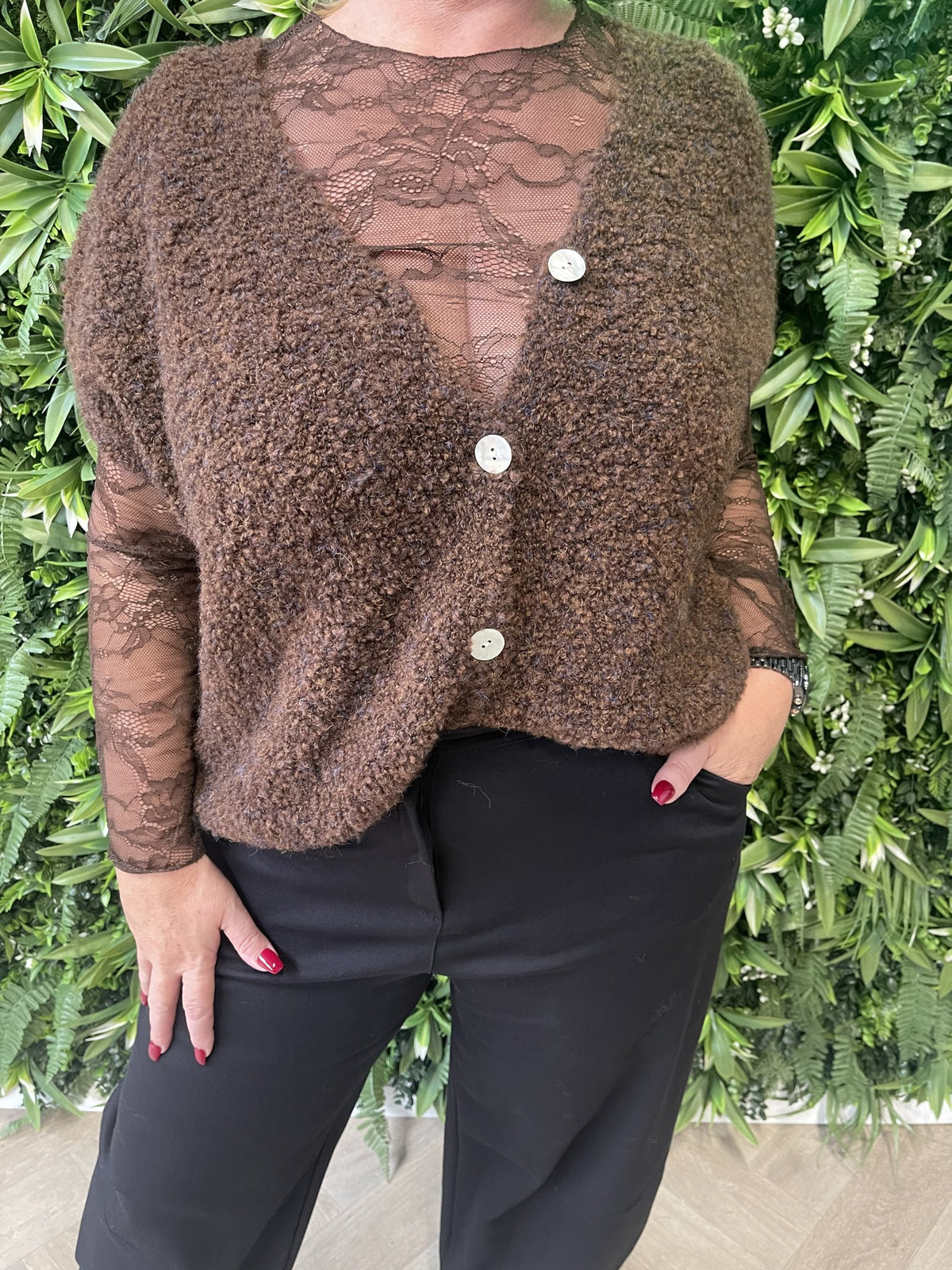 Boucle vestje met knoopjes korte mouwen bruin
