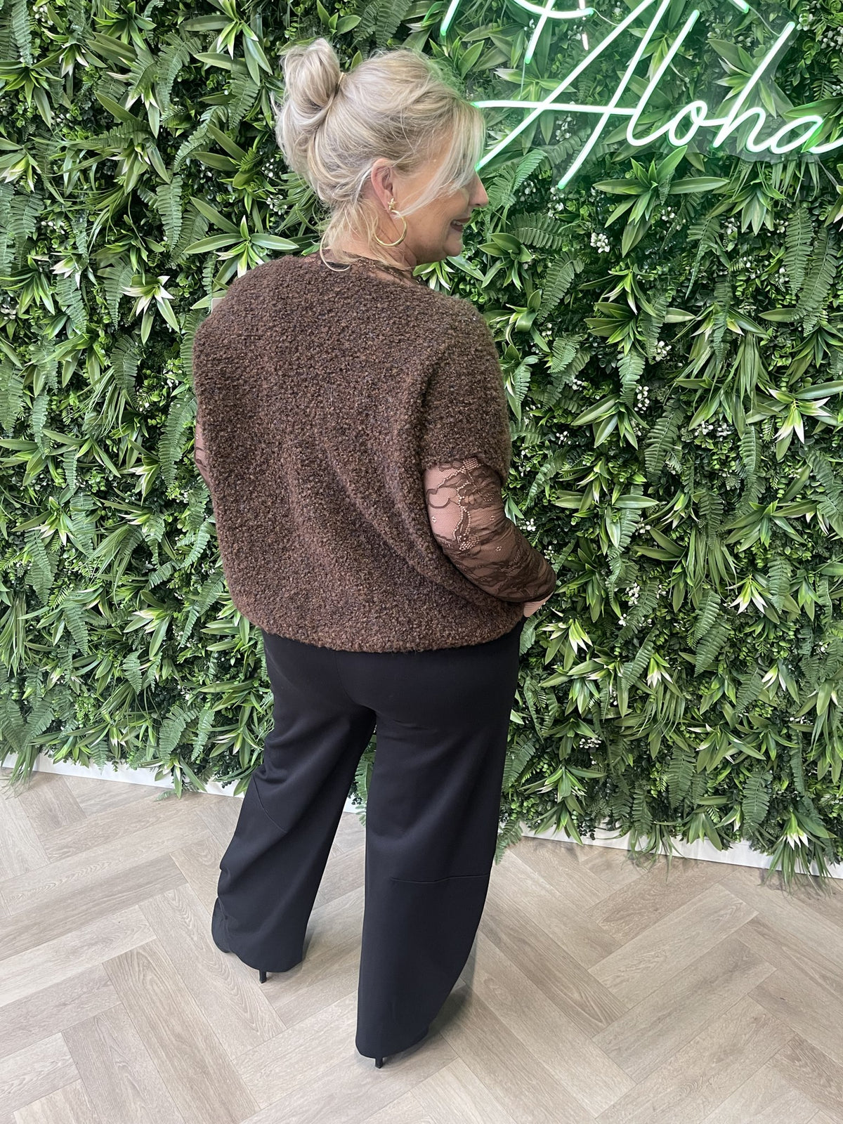 Boucle vestje met knoopjes korte mouwen bruin