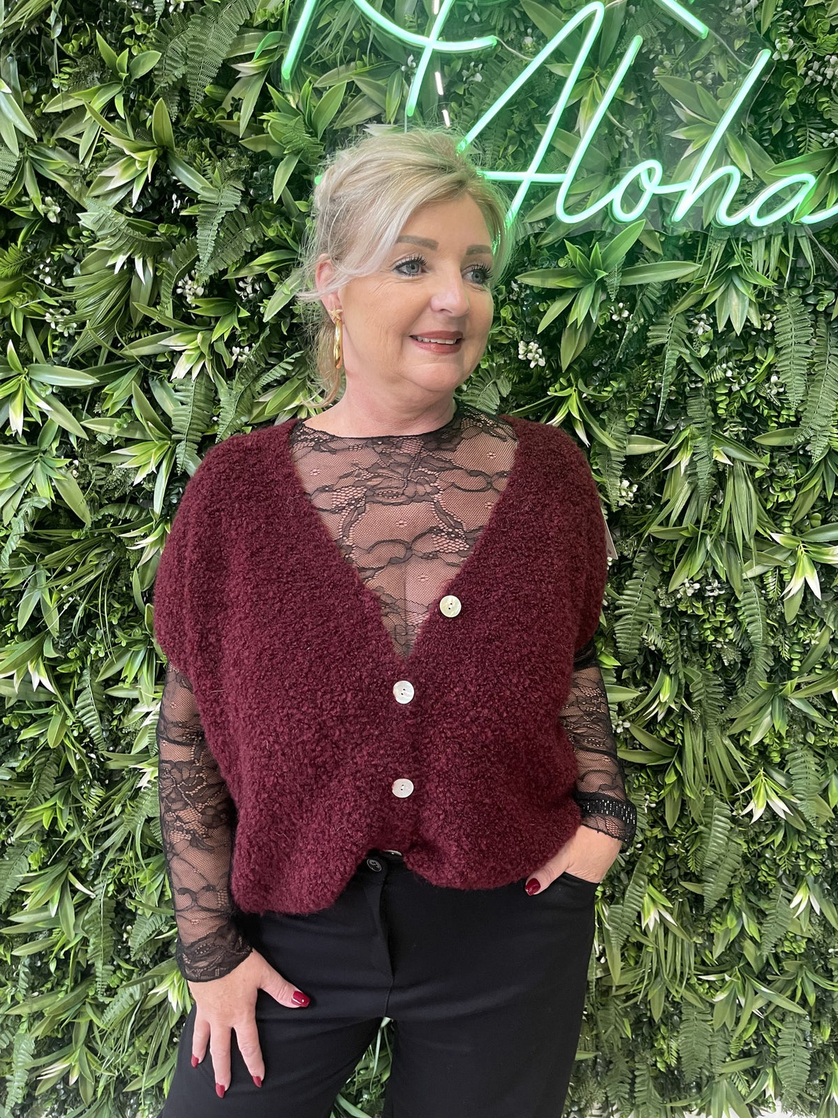 Boucle vestje met knoopjes korte mouwen bordeaux