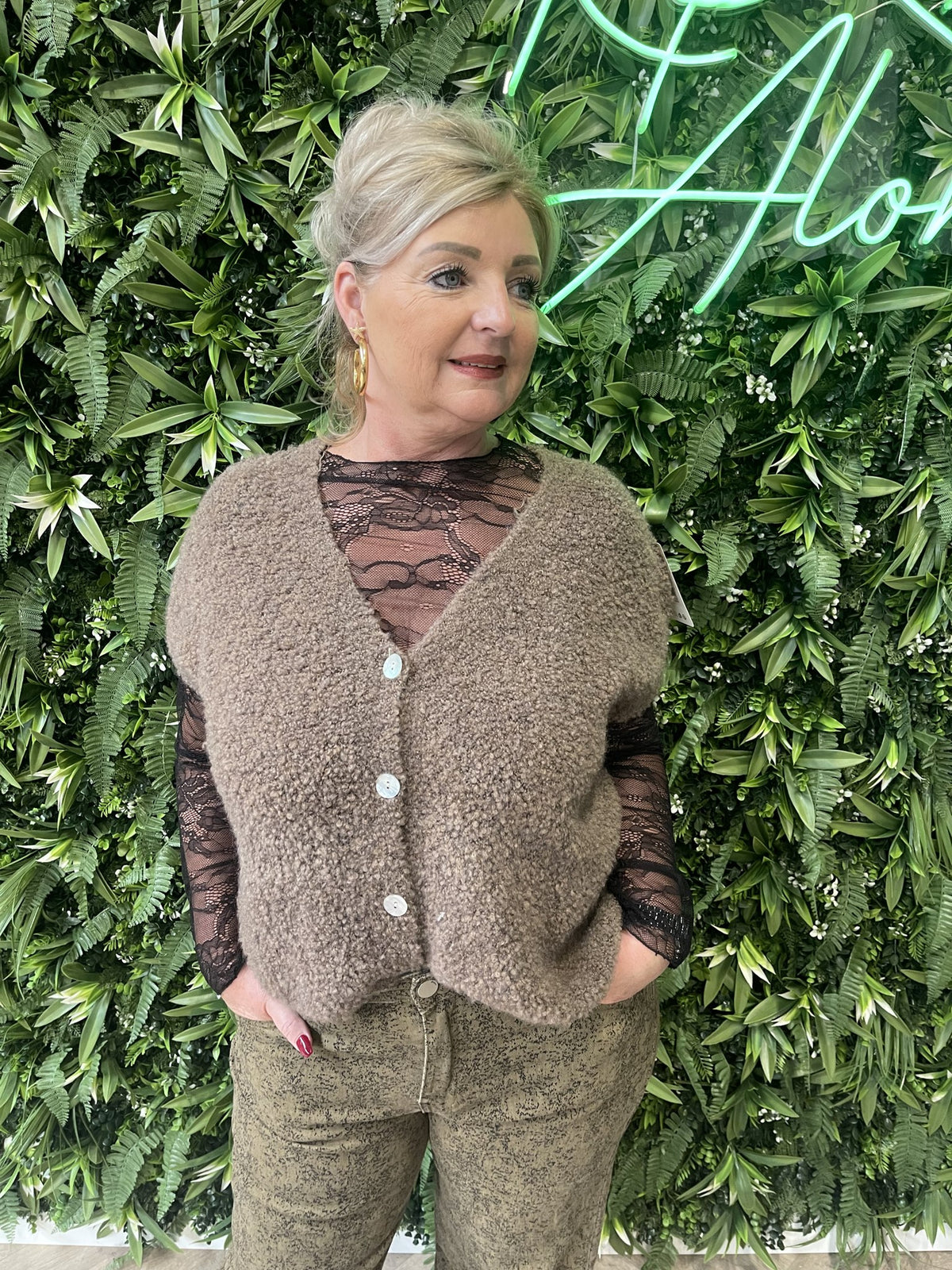 Boucle vestje met knoopjes korte mouwen lichtbruin