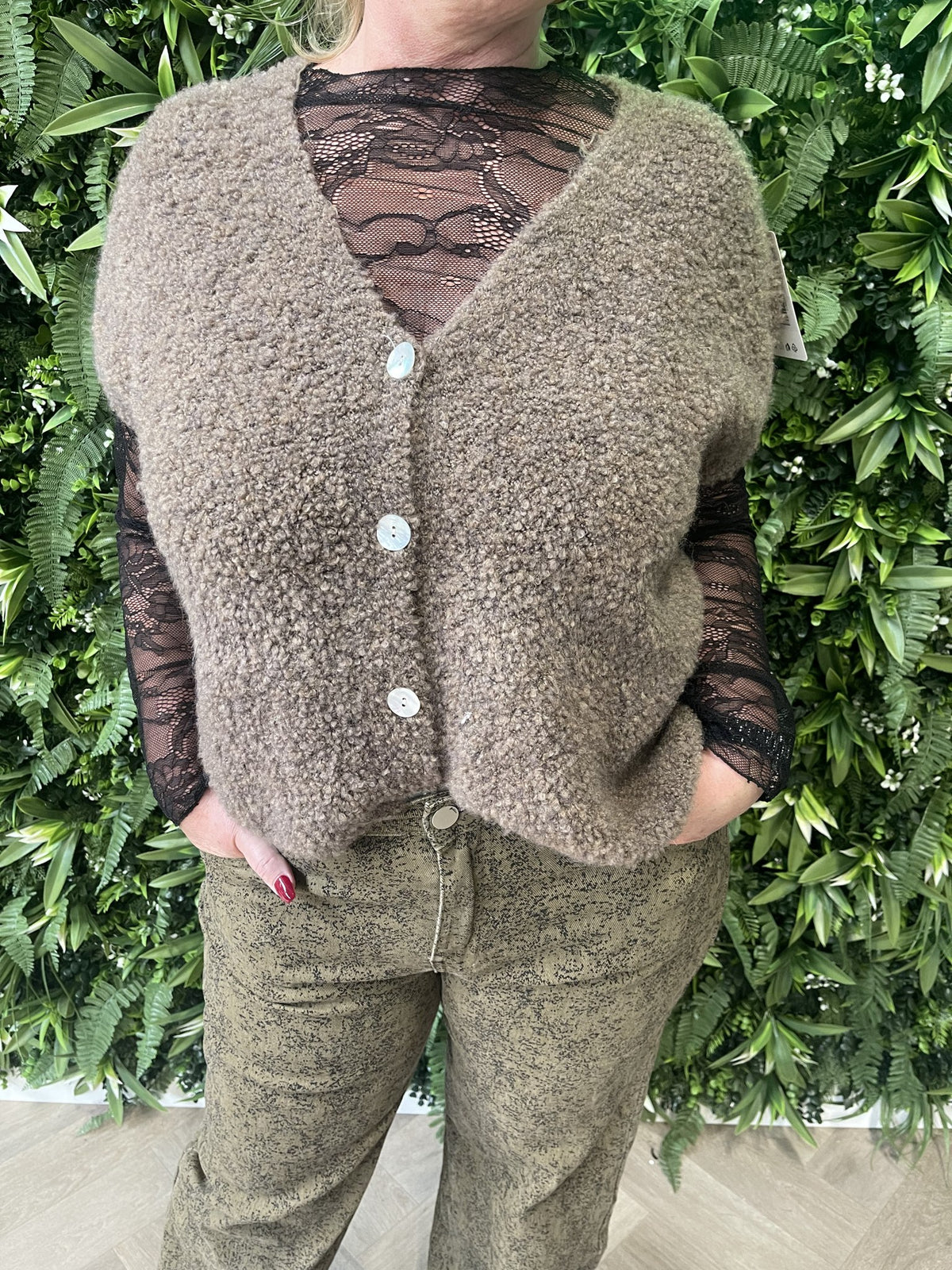 Boucle vestje met knoopjes korte mouwen lichtbruin