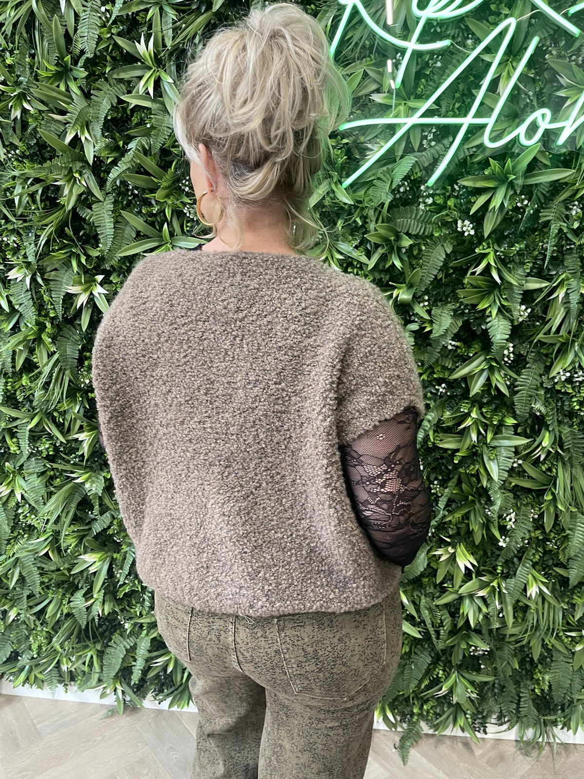 Boucle vestje met knoopjes korte mouwen lichtbruin