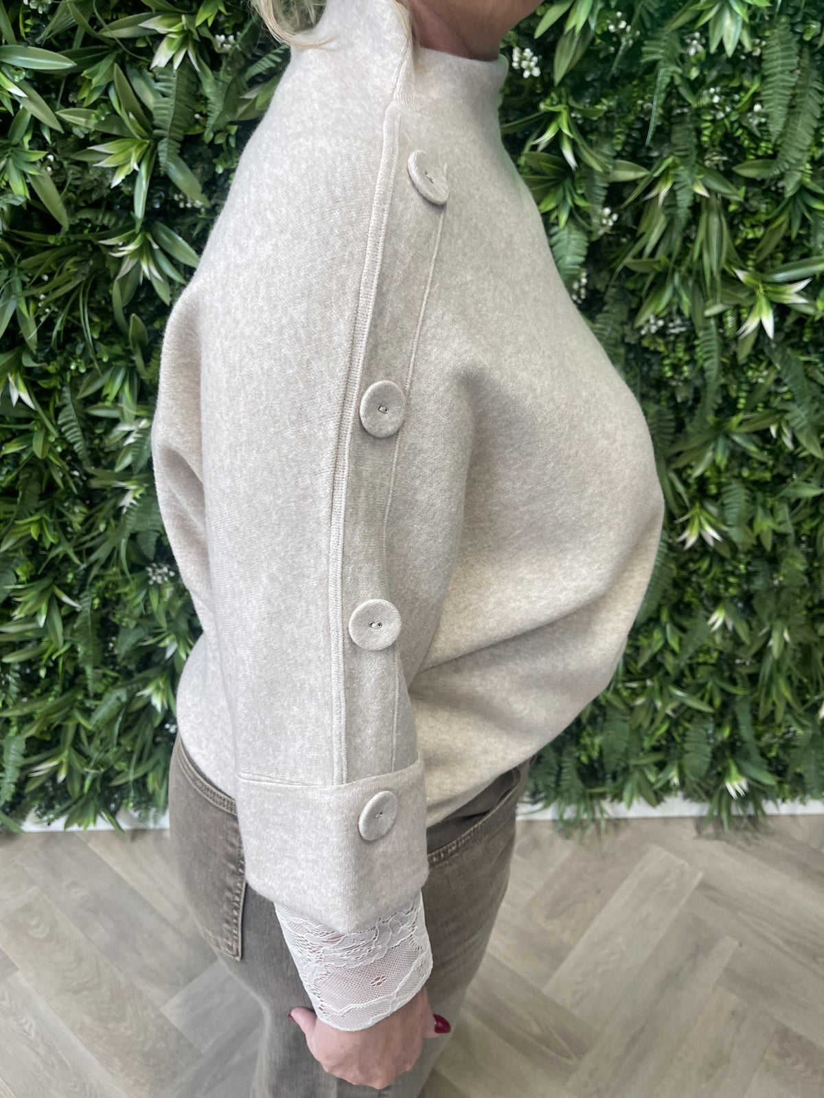 Trui met knopen op de schouders beige