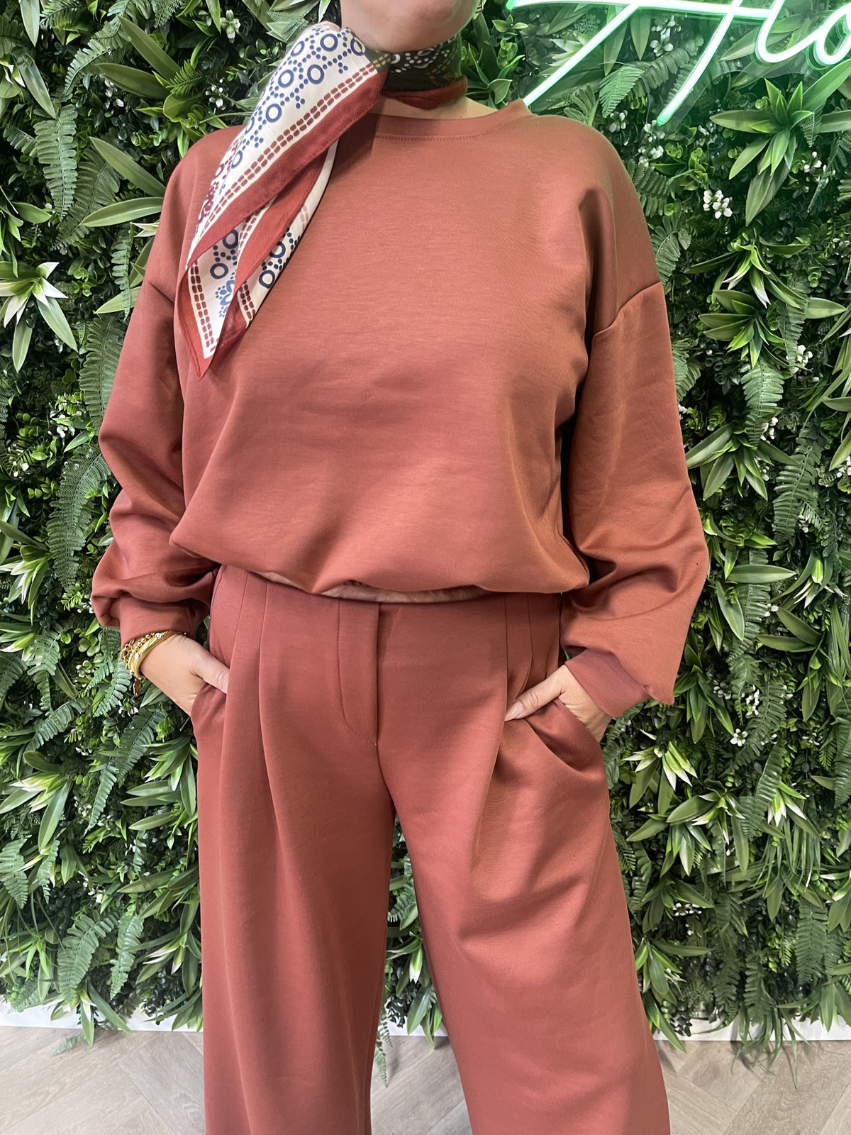 Tweedelig cropped pak terracotta