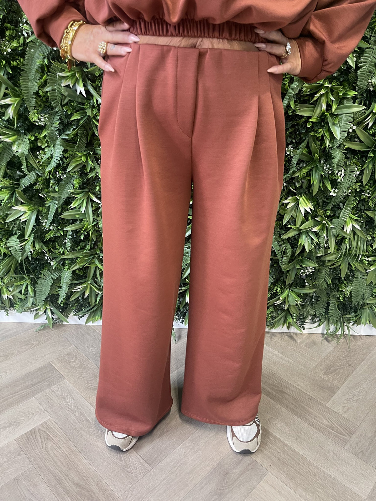 Tweedelig cropped pak terracotta