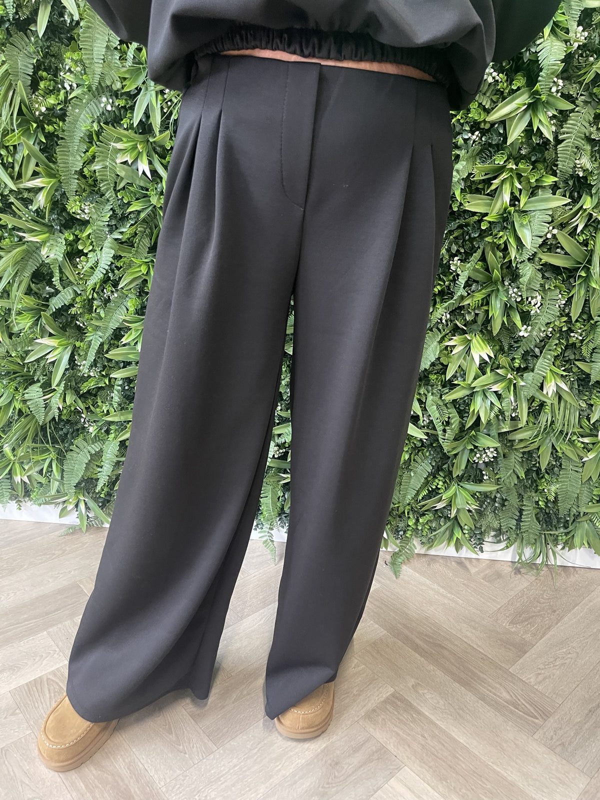 Tweedelig cropped pak zwart