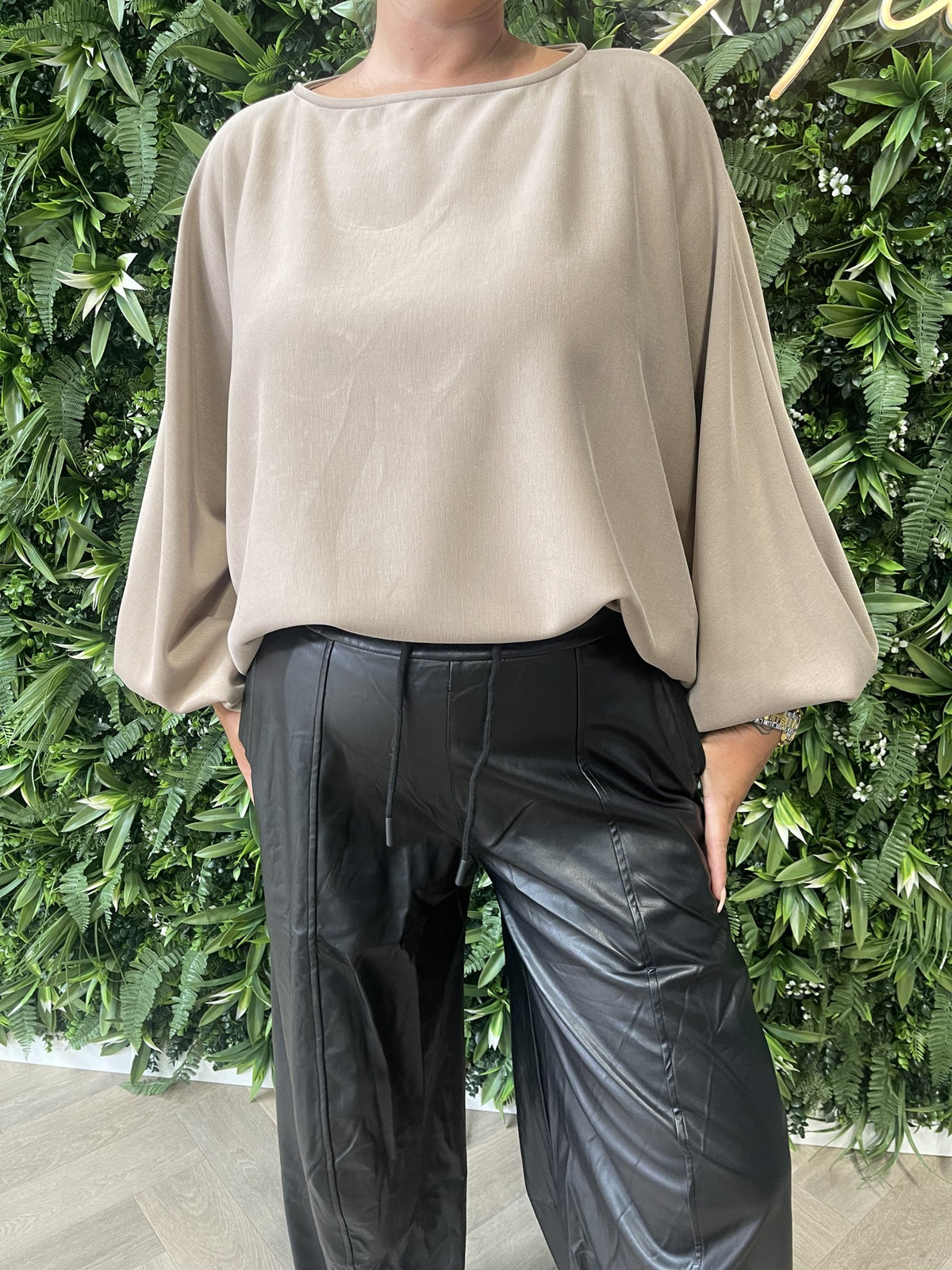 Vleermuis sweater taupe