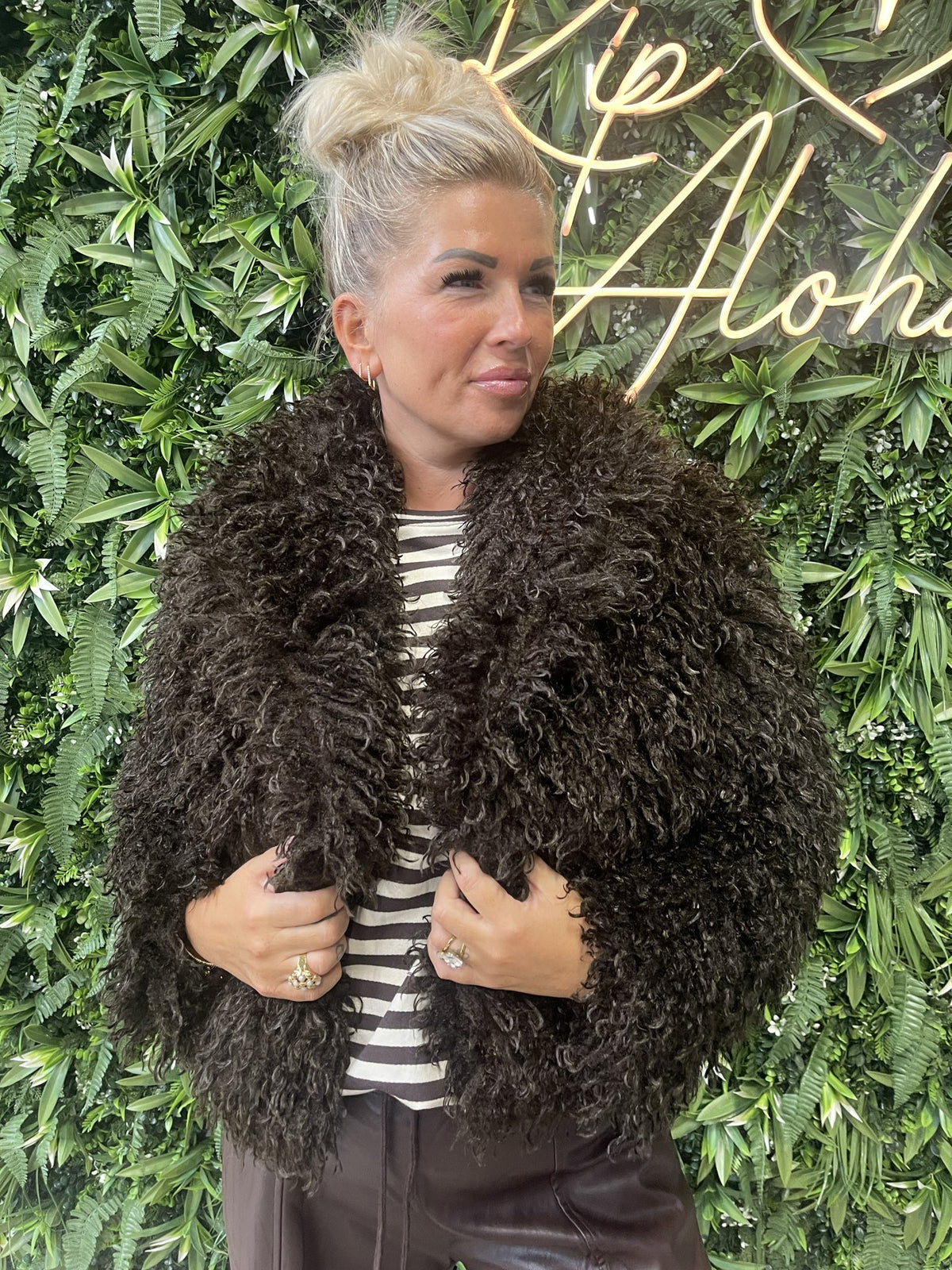 Korte fluffy jas donkerbruin
