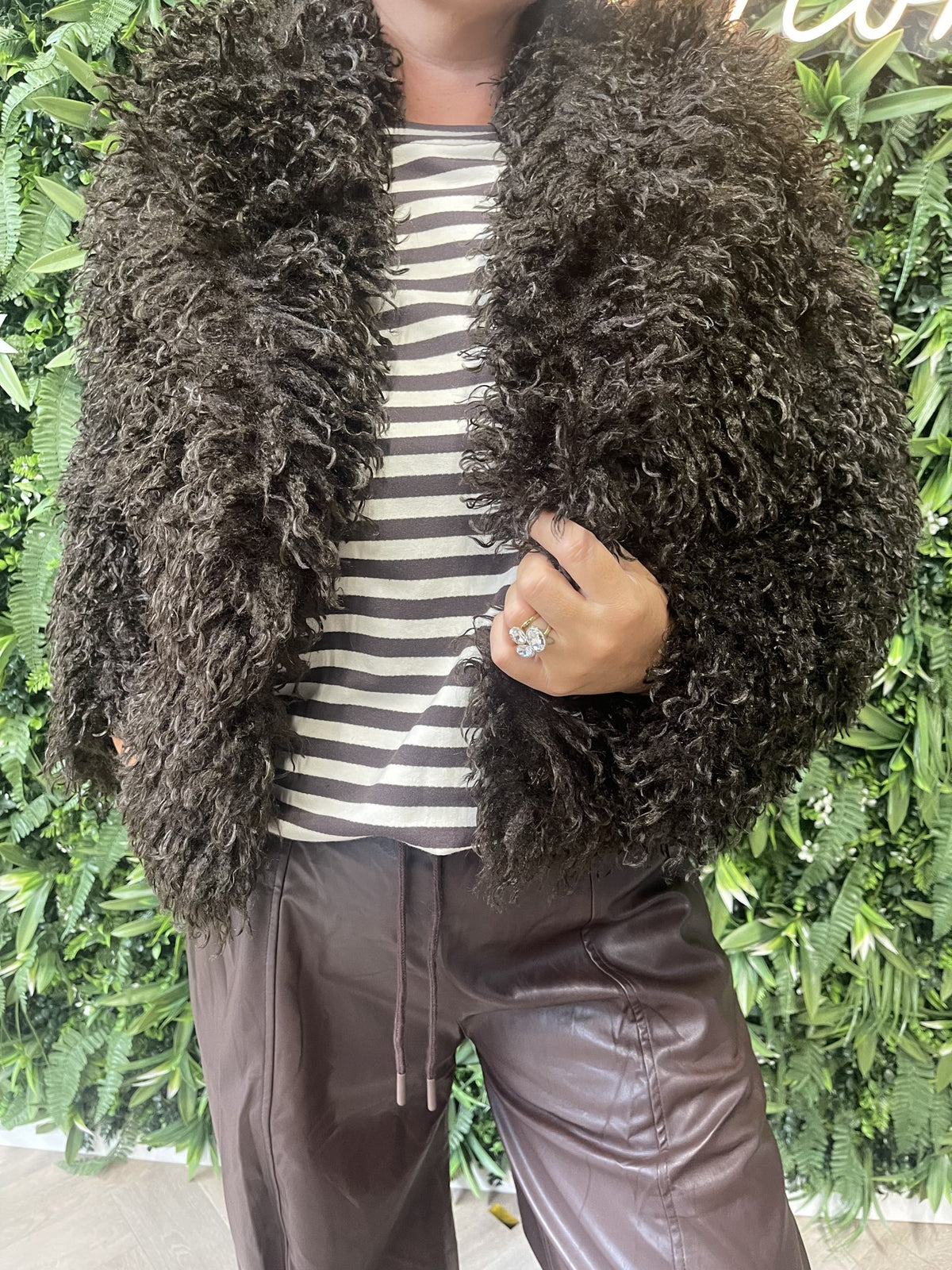 Korte fluffy jas donkerbruin