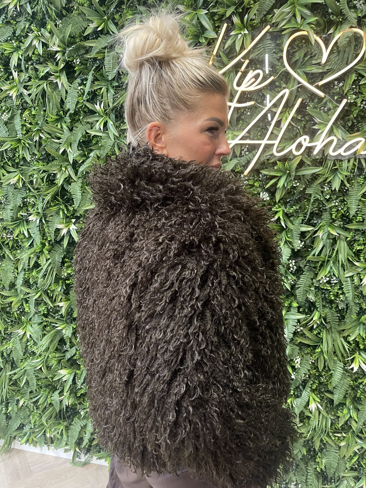 Korte fluffy jas donkerbruin