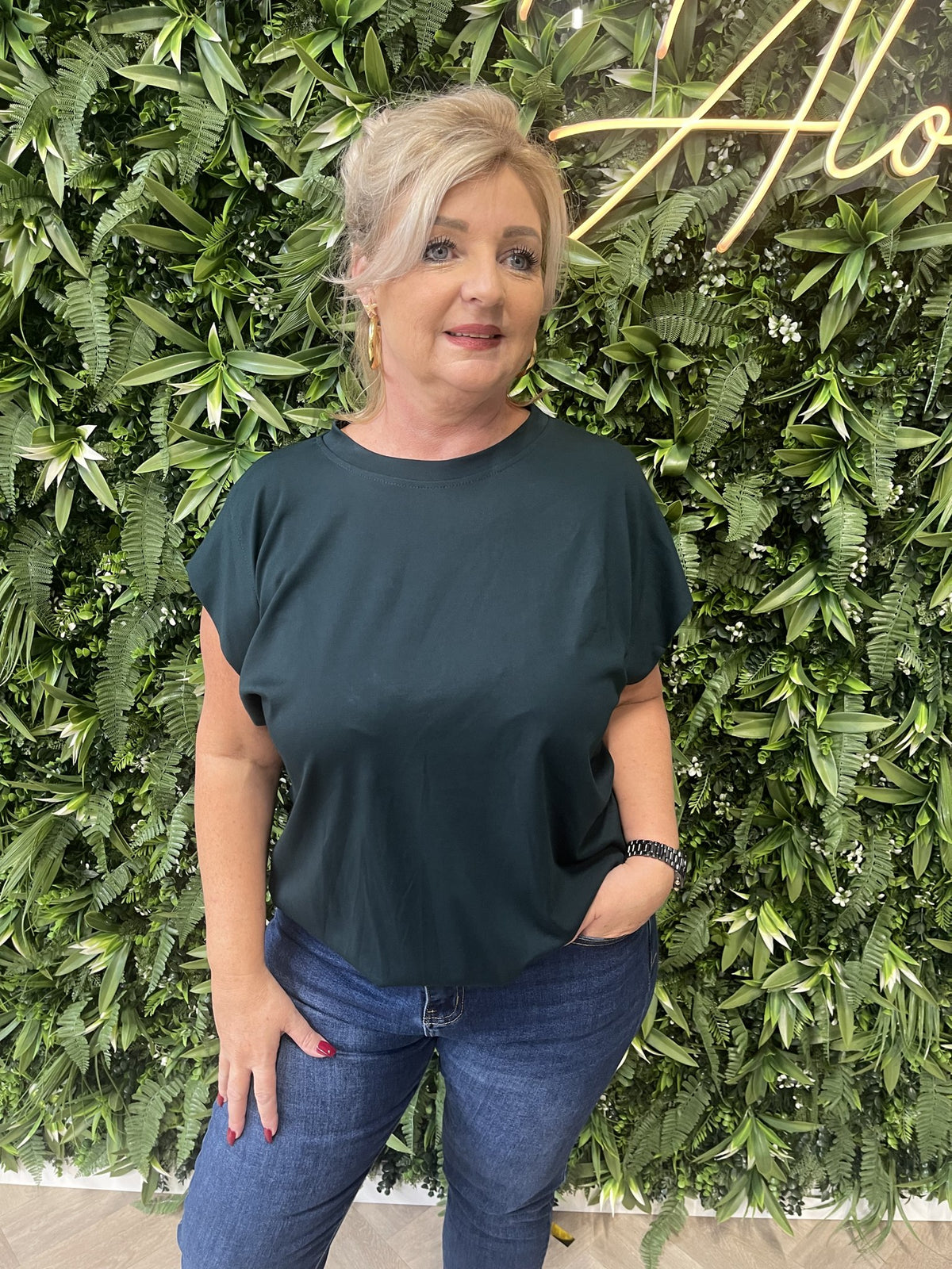 Basic top mouwloos met elastieken onderkant flessengroen