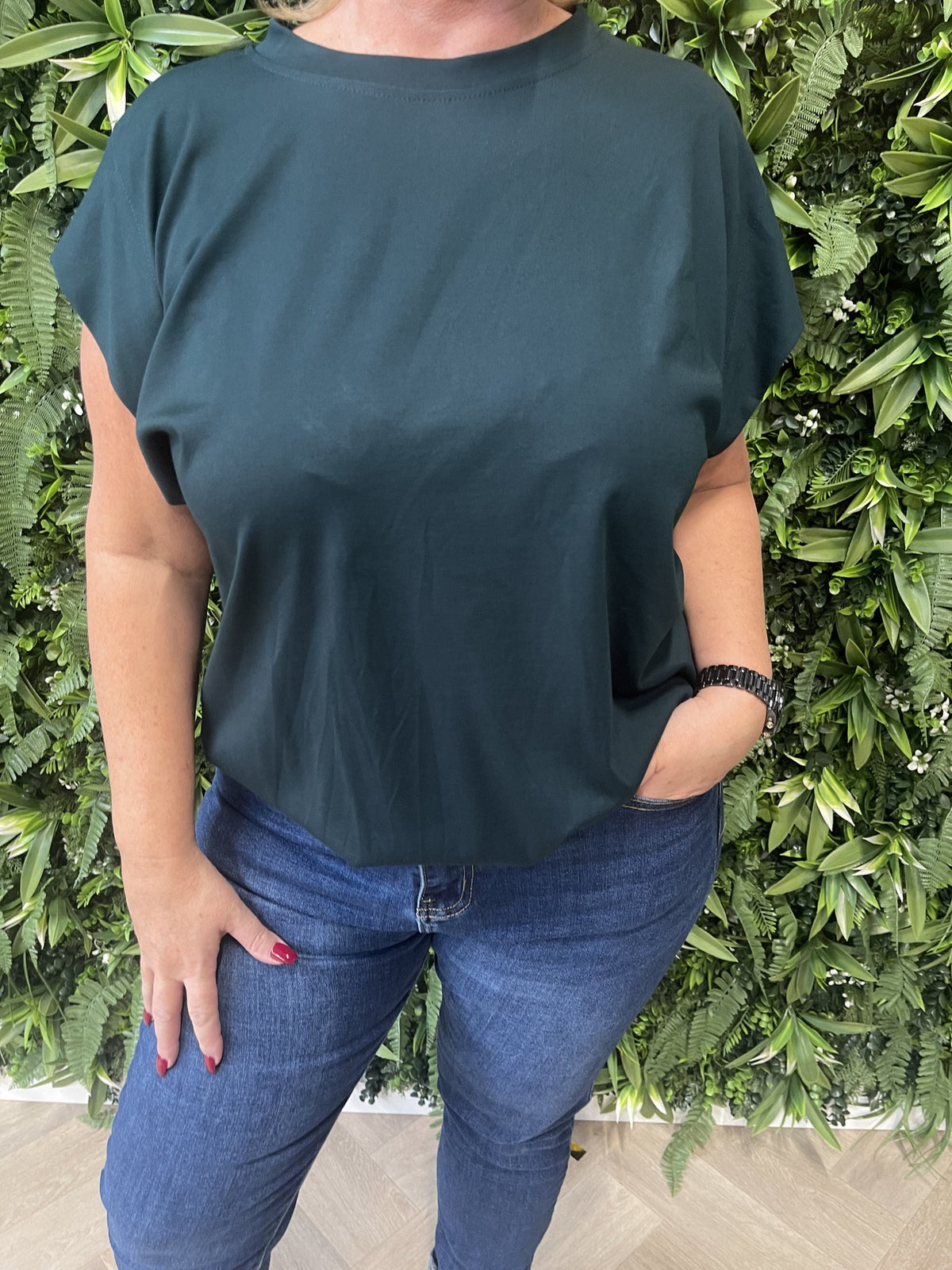Basic top mouwloos met elastieken onderkant flessengroen