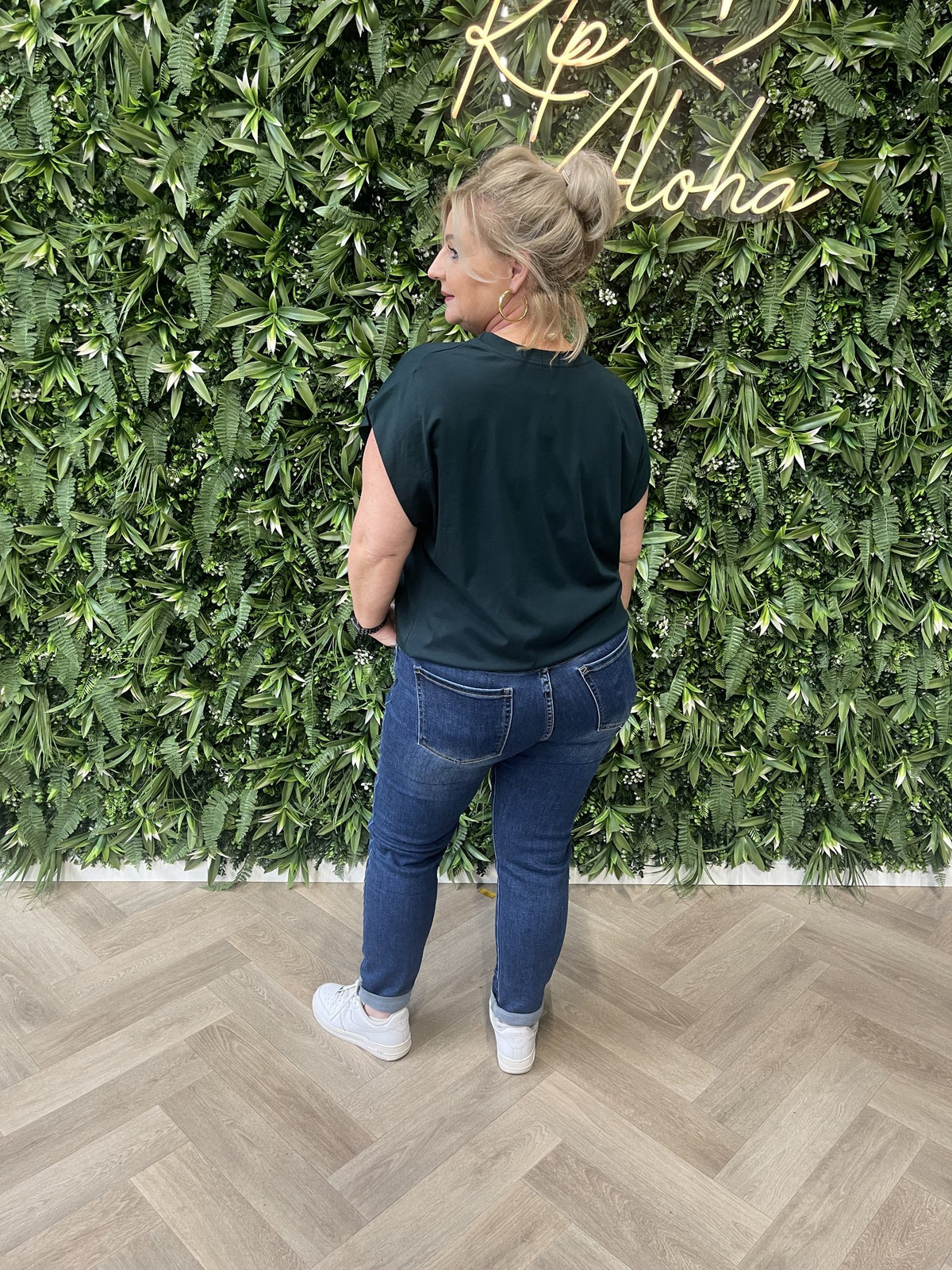 Basic top mouwloos met elastieken onderkant flessengroen
